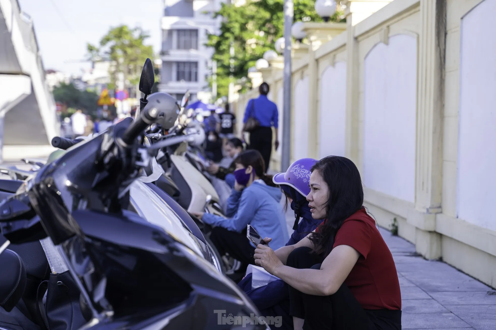 Phụ huynh đội nắng nhiều giờ chờ sĩ tử ở cổng trường ảnh 9