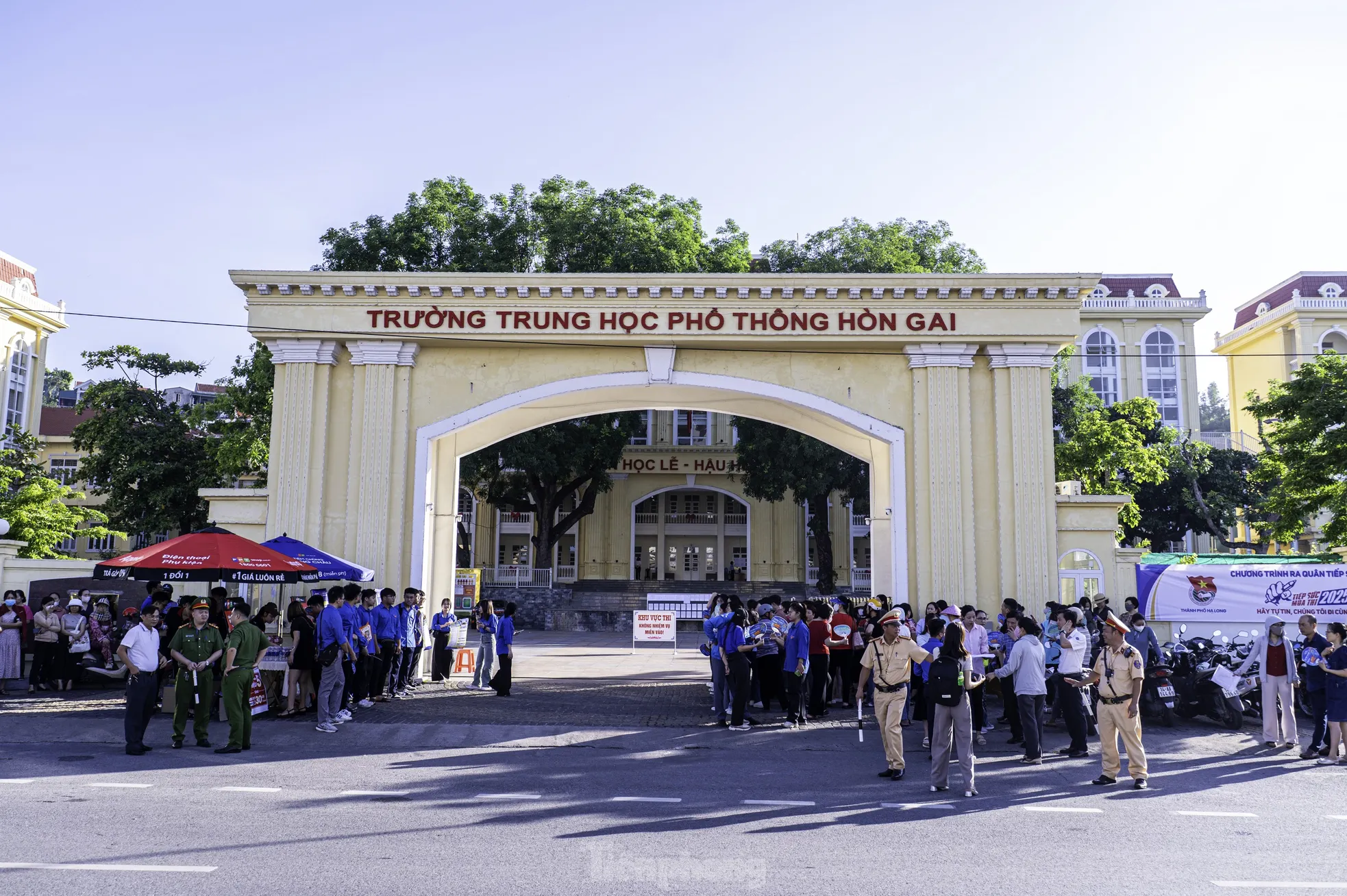Phụ huynh đội nắng nhiều giờ chờ sĩ tử ở cổng trường ảnh 4