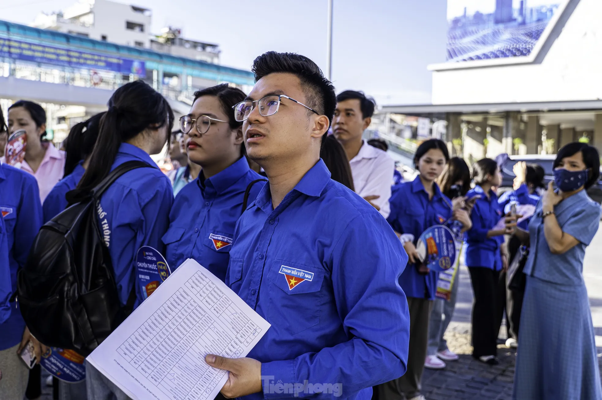 Phụ huynh đội nắng nhiều giờ chờ sĩ tử ở cổng trường ảnh 13