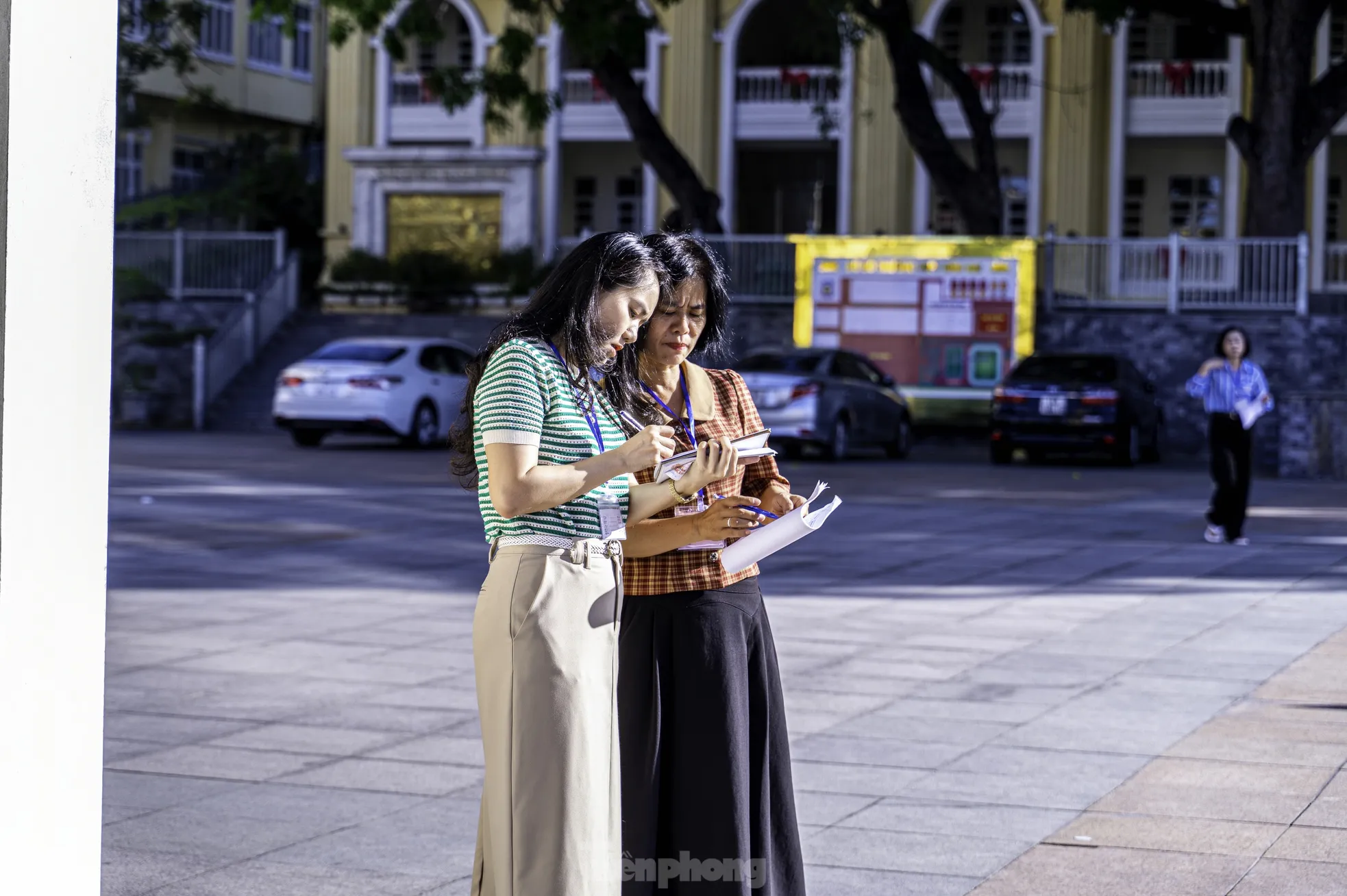 Phụ huynh đội nắng nhiều giờ chờ sĩ tử ở cổng trường ảnh 10