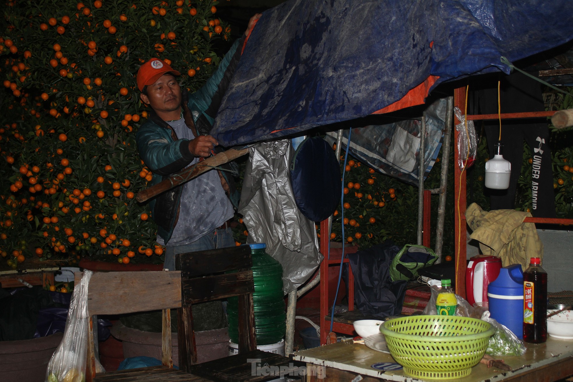 Trắng đêm ‘đội’ mưa rét, chong đèn canh hoa Tết ảnh 12