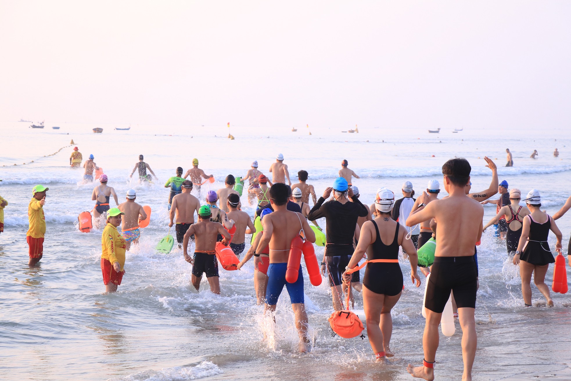 300 người đua tranh ‘vượt sóng’ biển Đà Nẵng ảnh 6