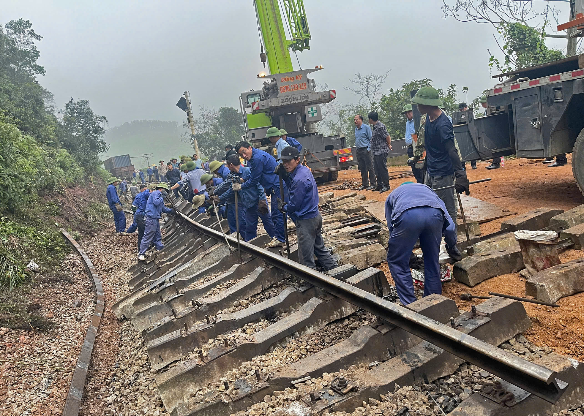 Trắng đêm khắc phục đường sắt Bắc - Nam qua Hà Tĩnh sau vụ tai nạn kinh hoàng ảnh 15