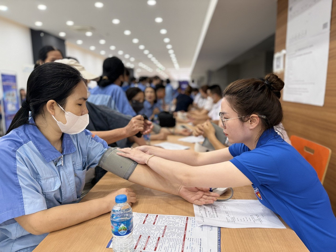 Hàng trăm công nhân được khám bệnh miễn phí ảnh 3
