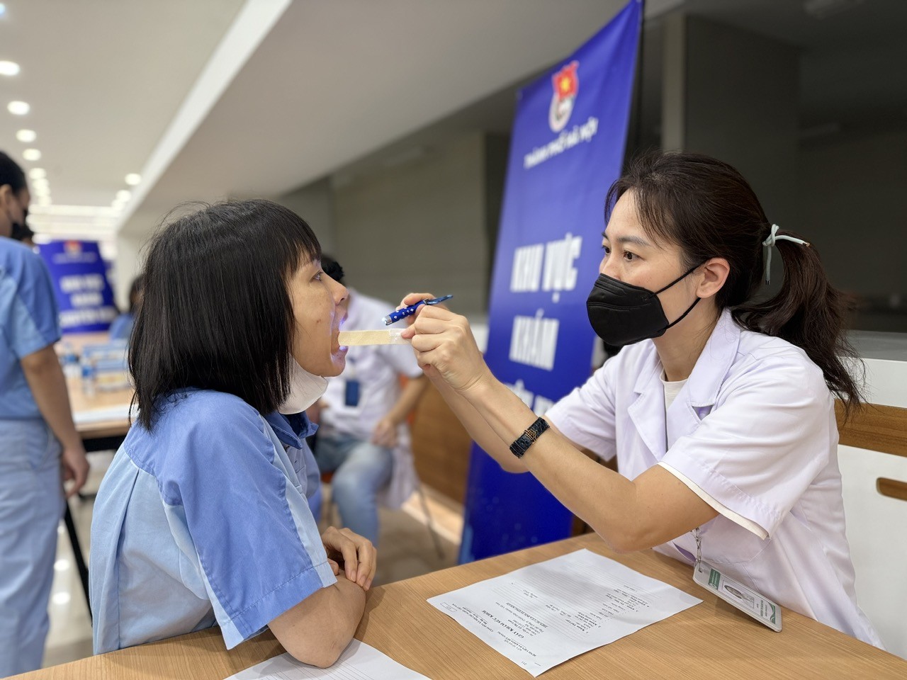 Hàng trăm công nhân được khám bệnh miễn phí ảnh 2