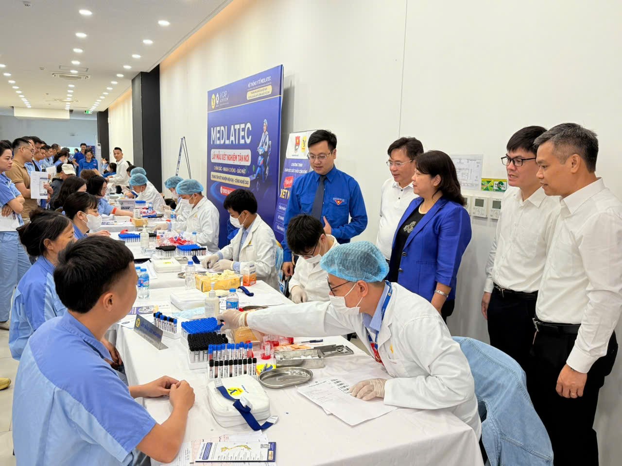Hàng trăm công nhân được khám bệnh miễn phí ảnh 4