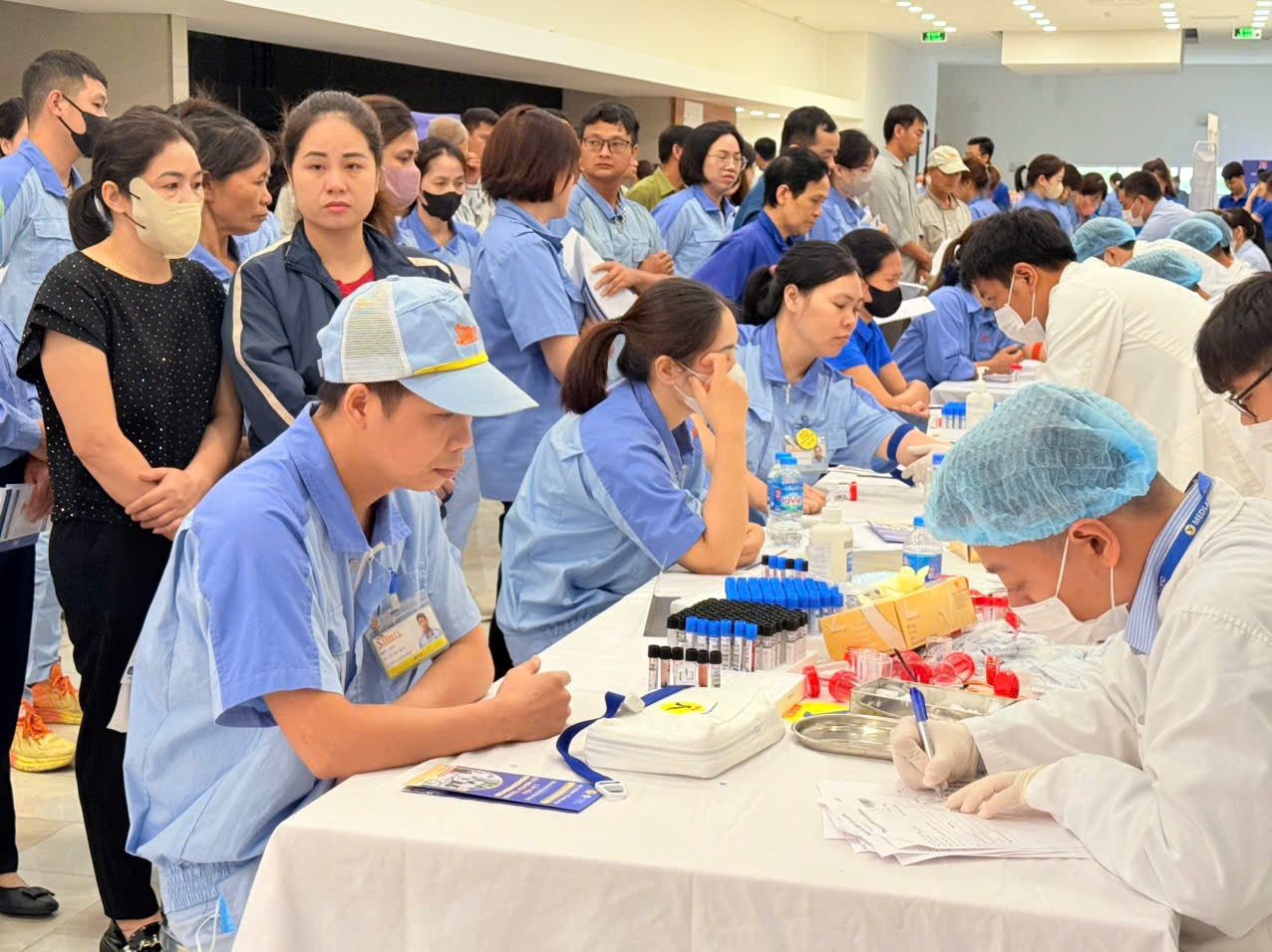 Hàng trăm công nhân được khám bệnh miễn phí ảnh 5