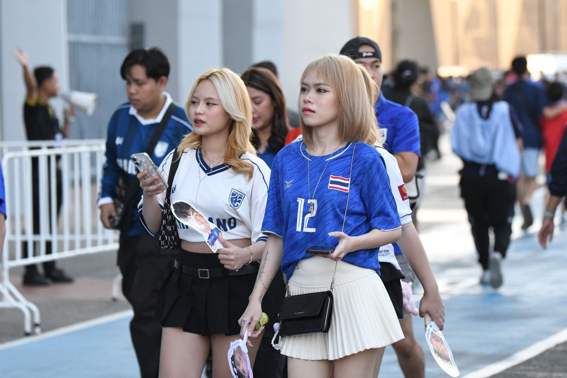 CĐV Việt Nam 'nhuộm đỏ' sân Rajamangala tiếp lửa đội nhà đấu Thái Lan ảnh 14