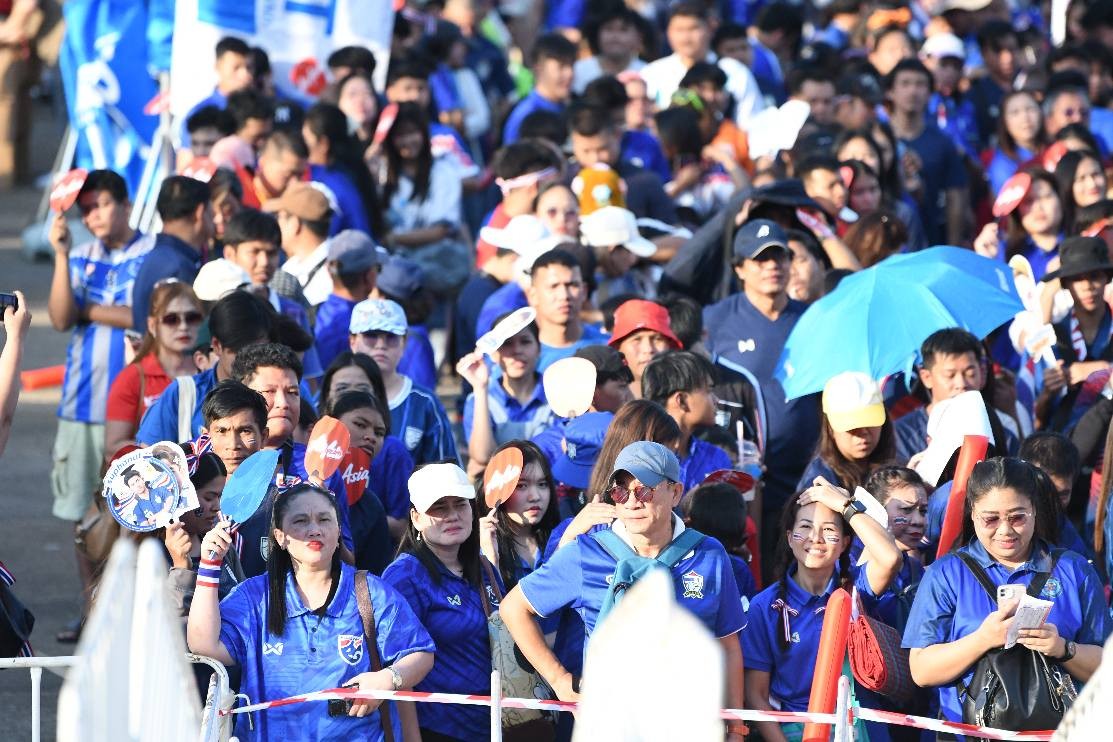 CĐV Việt Nam 'nhuộm đỏ' sân Rajamangala tiếp lửa đội nhà đấu Thái Lan ảnh 11