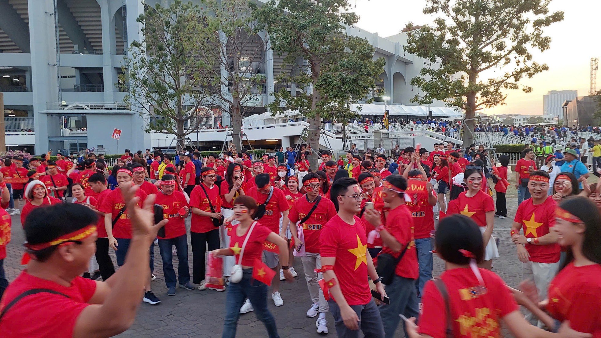 CĐV Việt Nam 'nhuộm đỏ' sân Rajamangala tiếp lửa đội nhà đấu Thái Lan ảnh 4