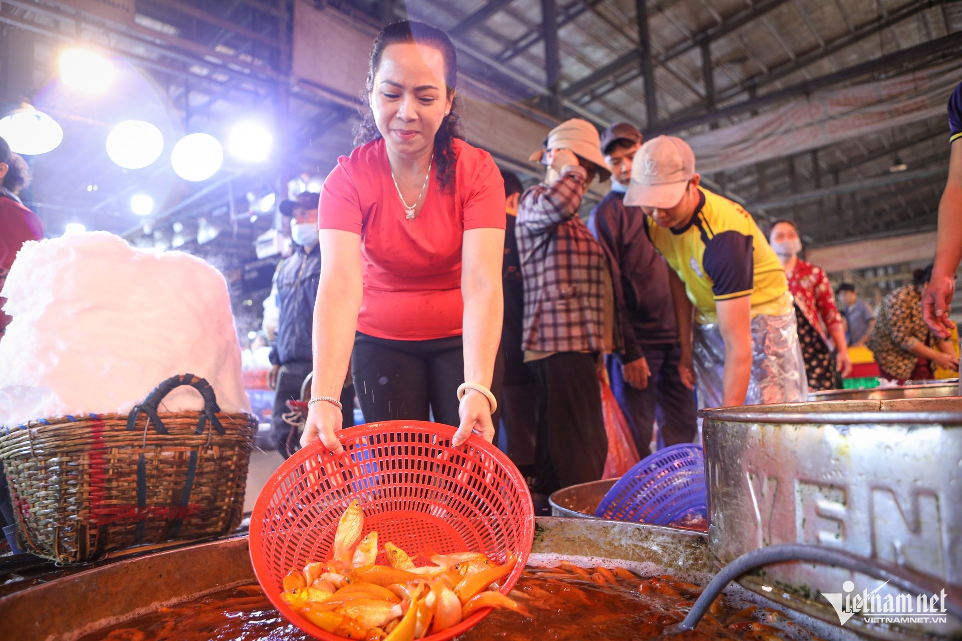 Chợ cá chép TPHCM tấp nập, tiểu thương phải thuê thêm chục nhân viên ảnh 3