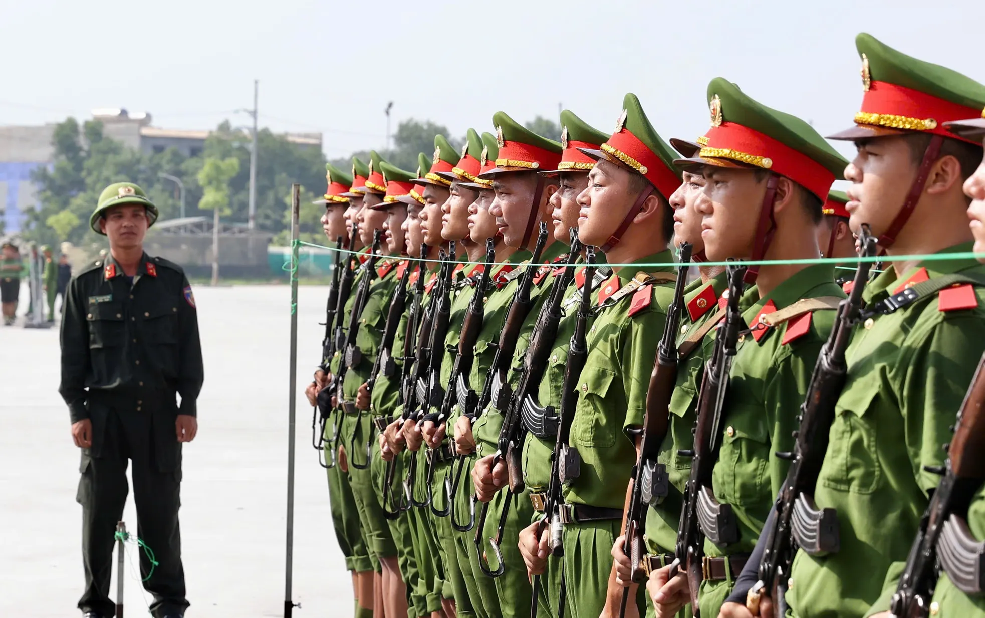 Chiến sĩ công an đẫm mồ hôi trên thao trường chuẩn bị nhiệm vụ A80 ảnh 12