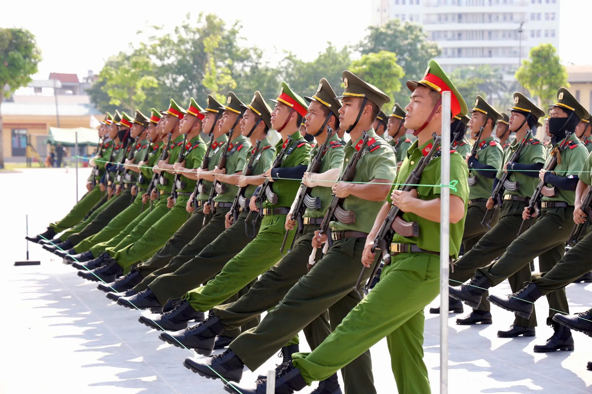 Chiến sĩ công an đẫm mồ hôi trên thao trường chuẩn bị nhiệm vụ A80 ảnh 9