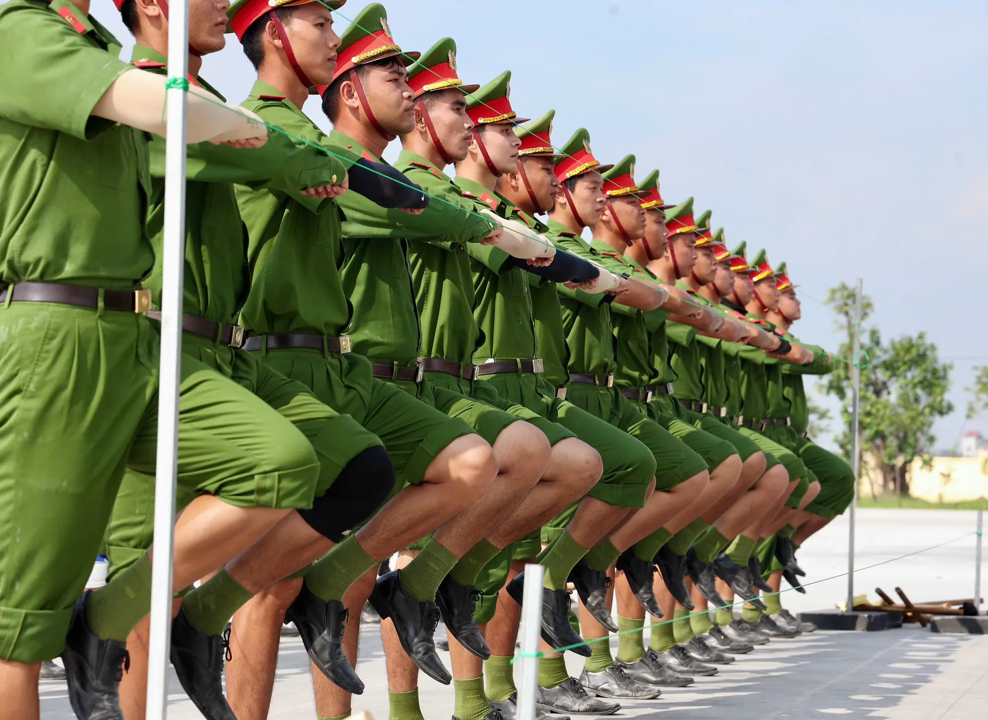 Chiến sĩ công an đẫm mồ hôi trên thao trường chuẩn bị nhiệm vụ A80 ảnh 7