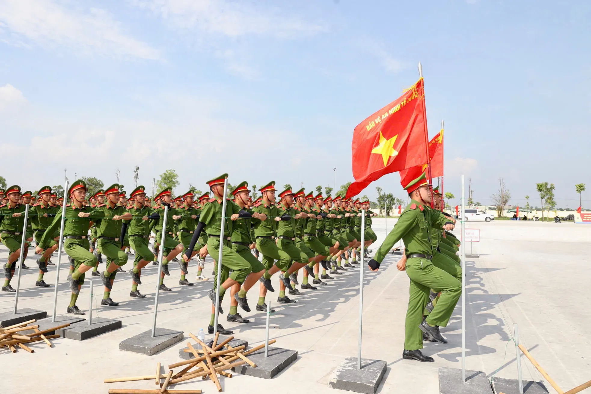 Chiến sĩ công an đẫm mồ hôi trên thao trường chuẩn bị nhiệm vụ A80 ảnh 6