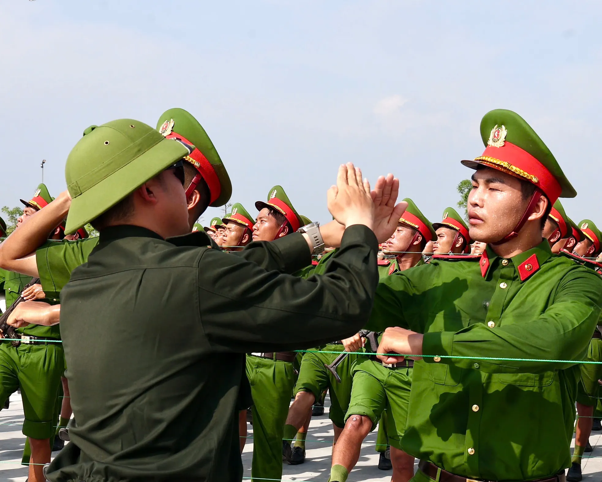 Chiến sĩ công an đẫm mồ hôi trên thao trường chuẩn bị nhiệm vụ A80 ảnh 13