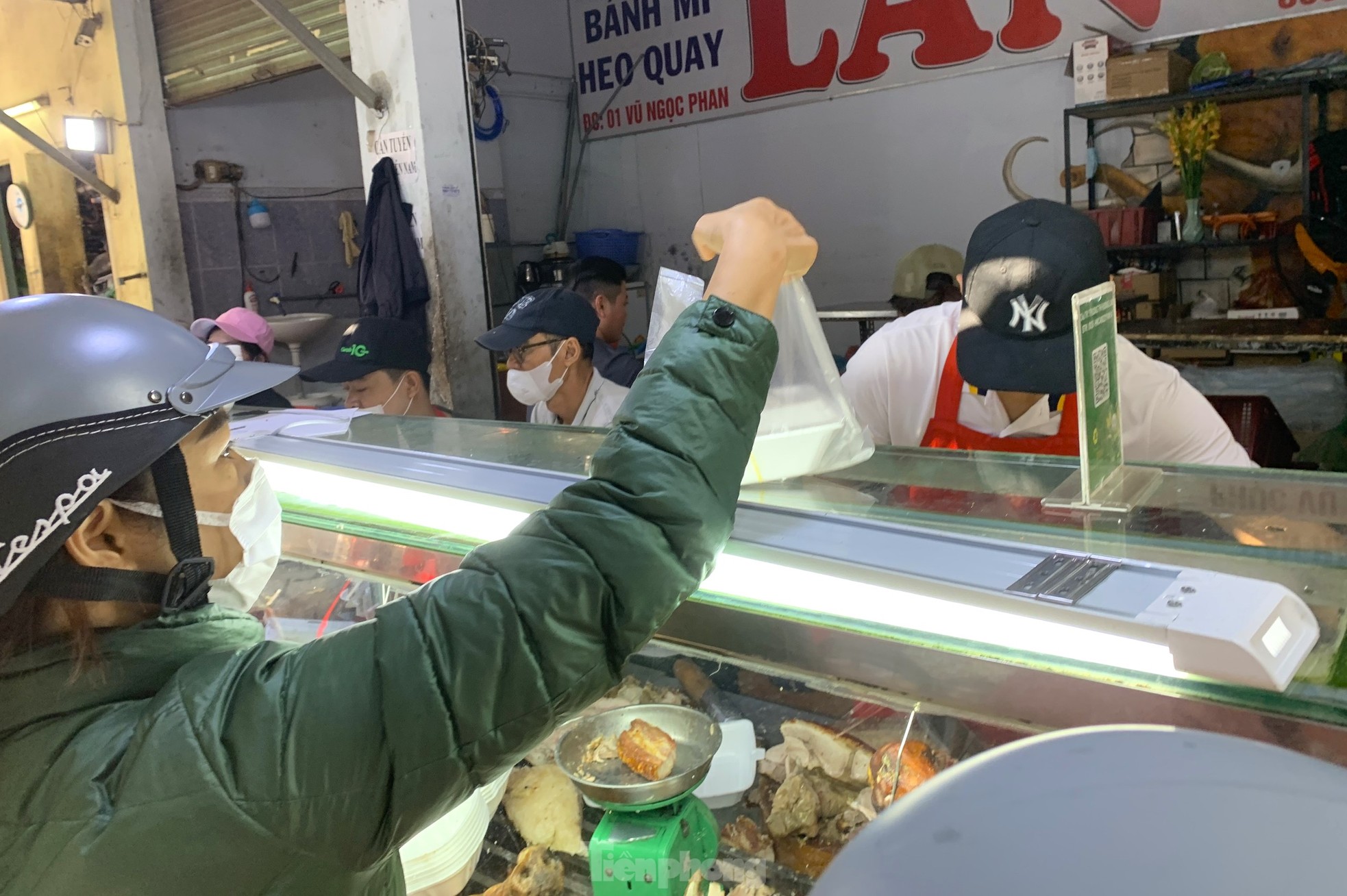 Nườm nượp mua heo quay cúng Thần tài, nhà hàng bán 'không kịp thở' ảnh 15