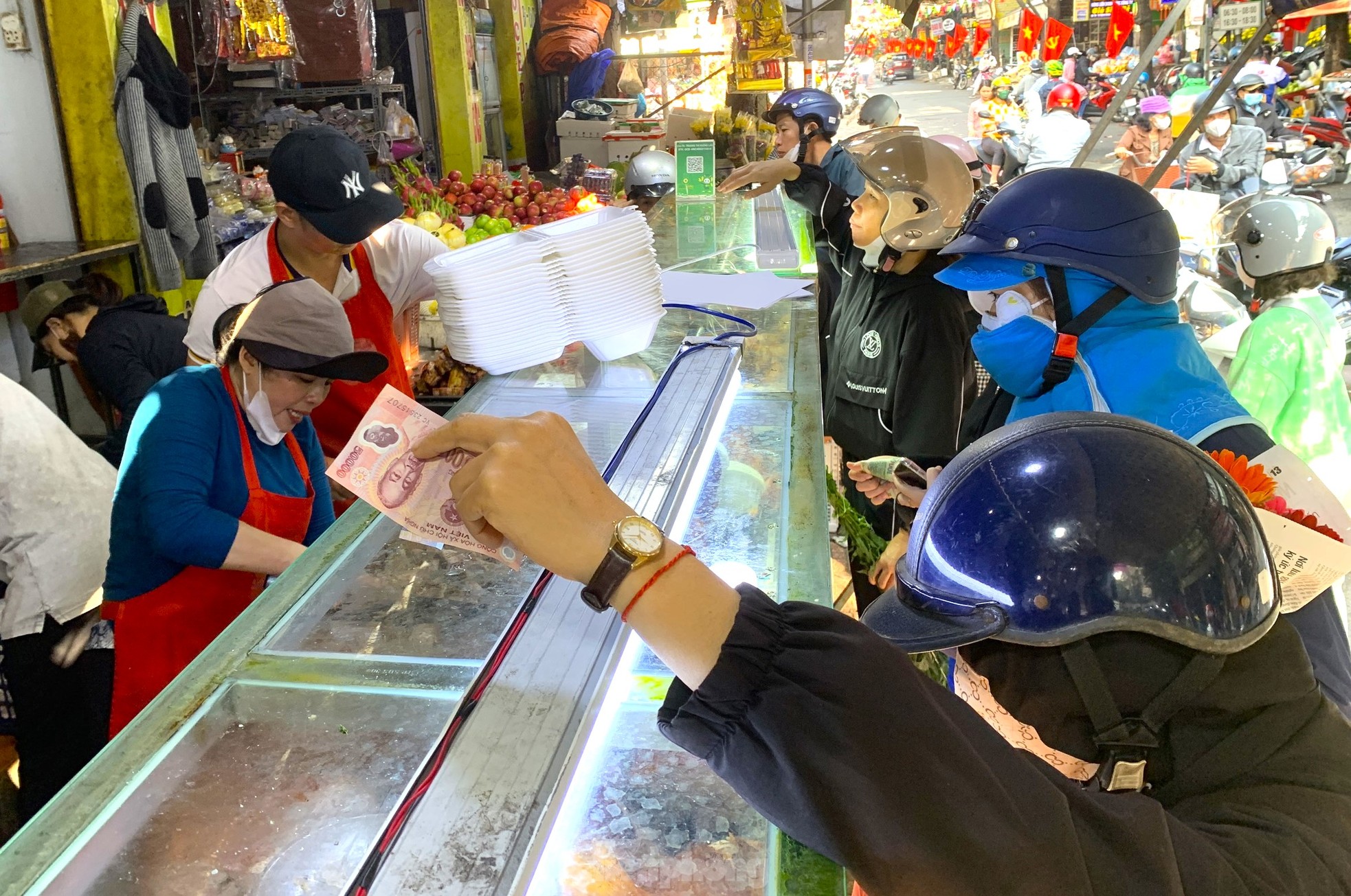 Nườm nượp mua heo quay cúng Thần tài, nhà hàng bán 'không kịp thở' ảnh 6