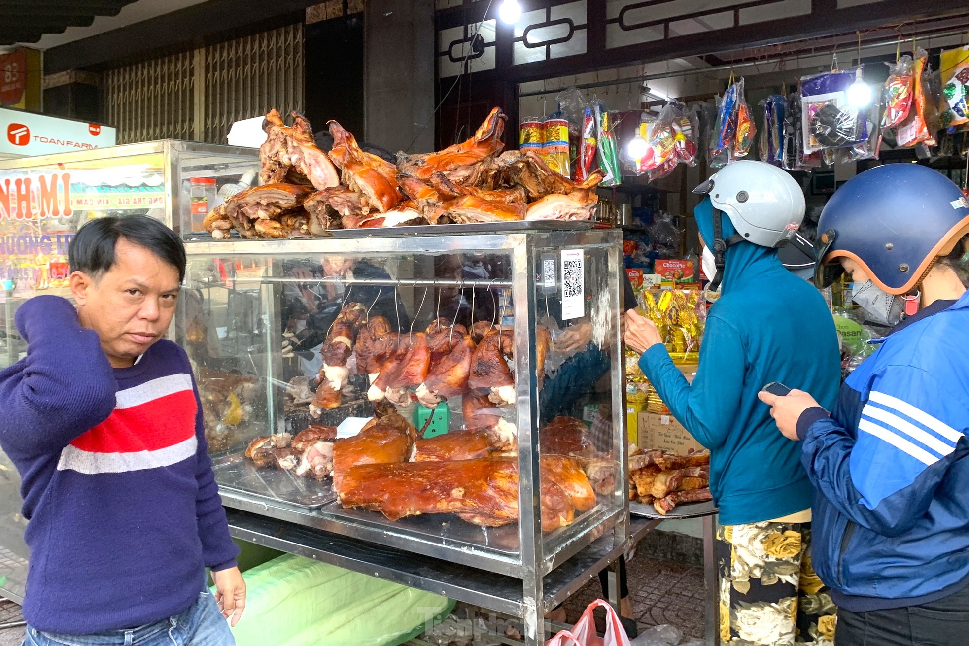 Nườm nượp mua heo quay cúng Thần tài, nhà hàng bán 'không kịp thở' ảnh 14