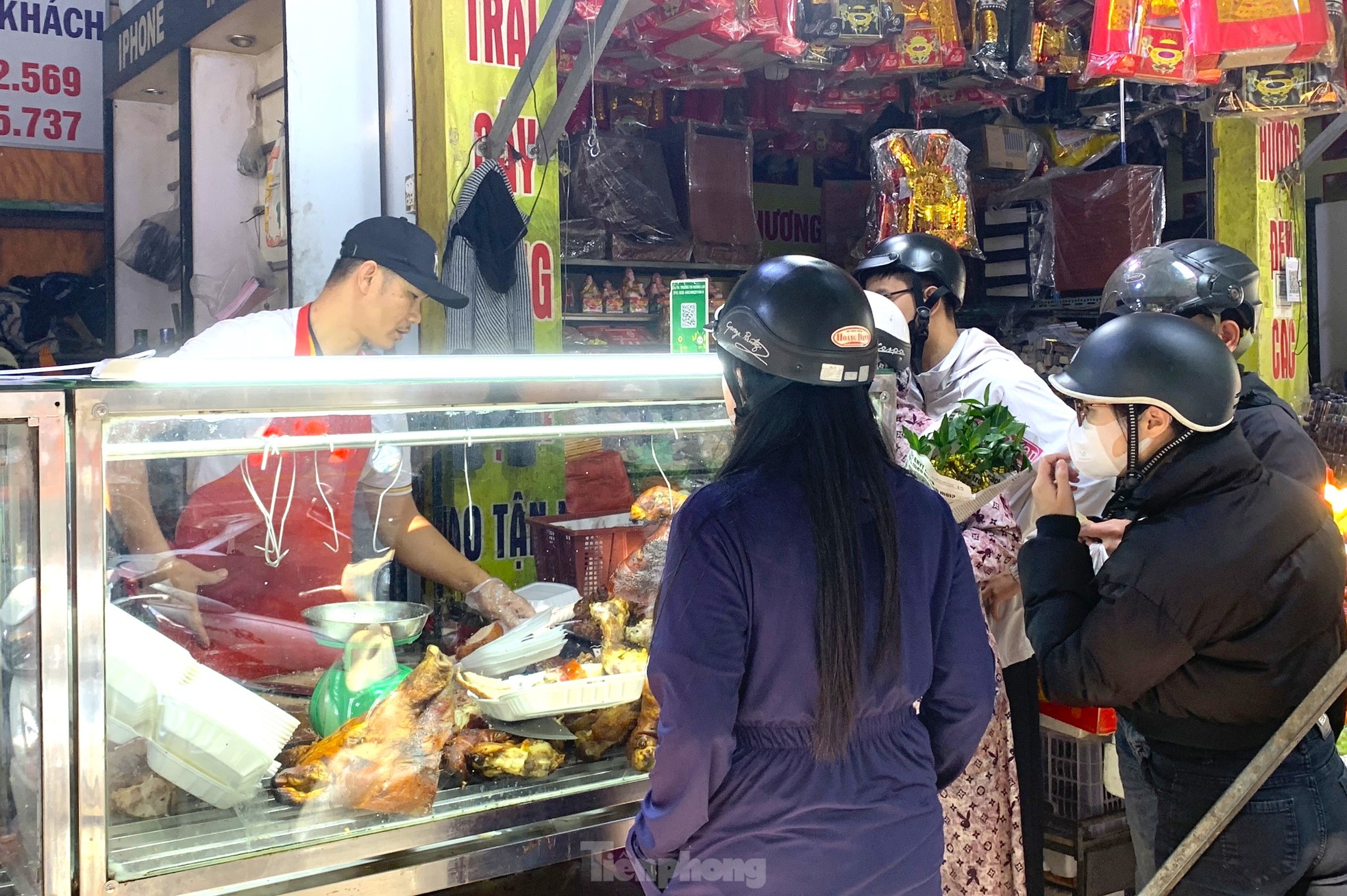 Nườm nượp mua heo quay cúng Thần tài, nhà hàng bán 'không kịp thở' ảnh 2