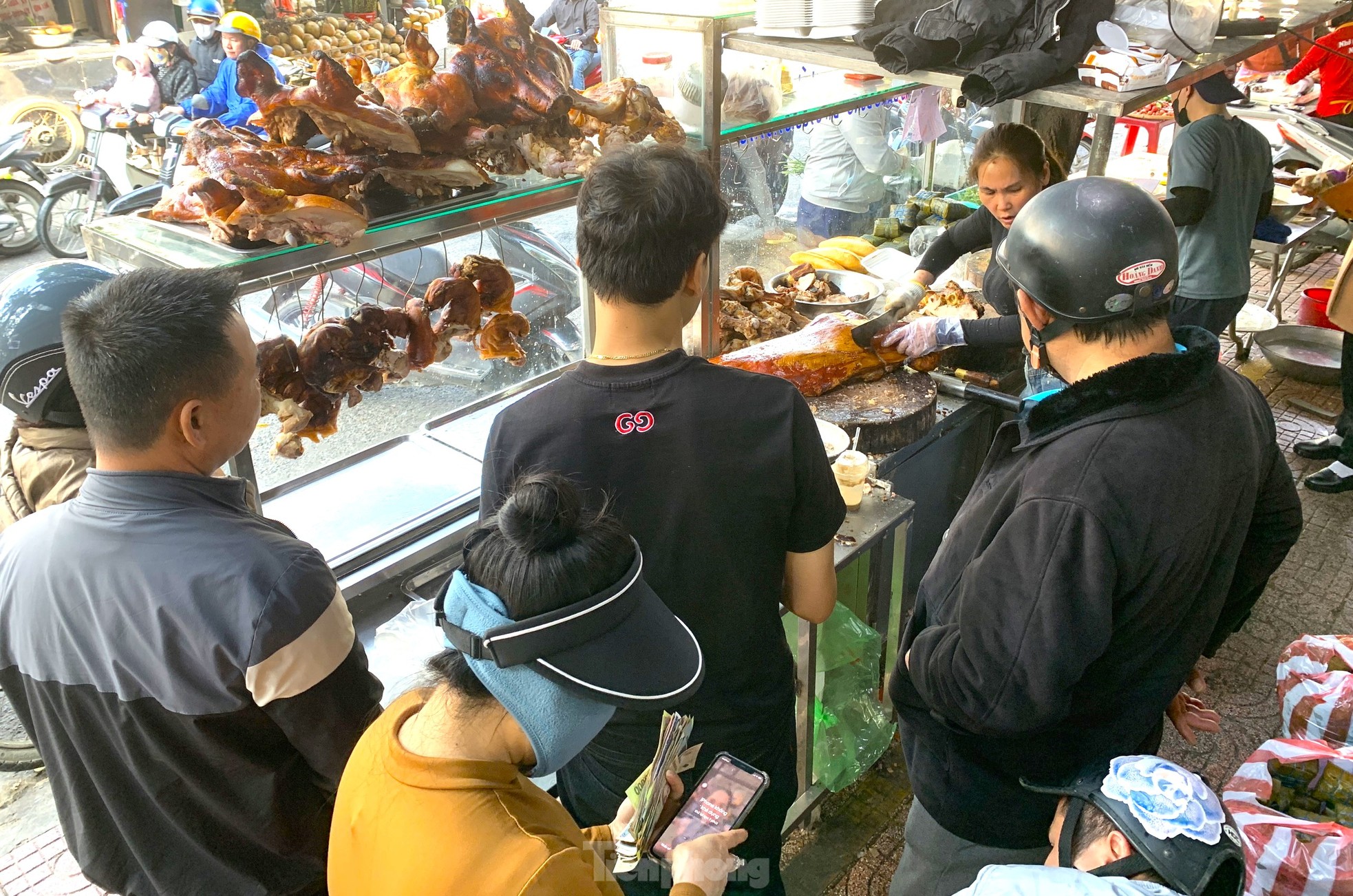 Nườm nượp mua heo quay cúng Thần tài, nhà hàng bán 'không kịp thở' ảnh 3