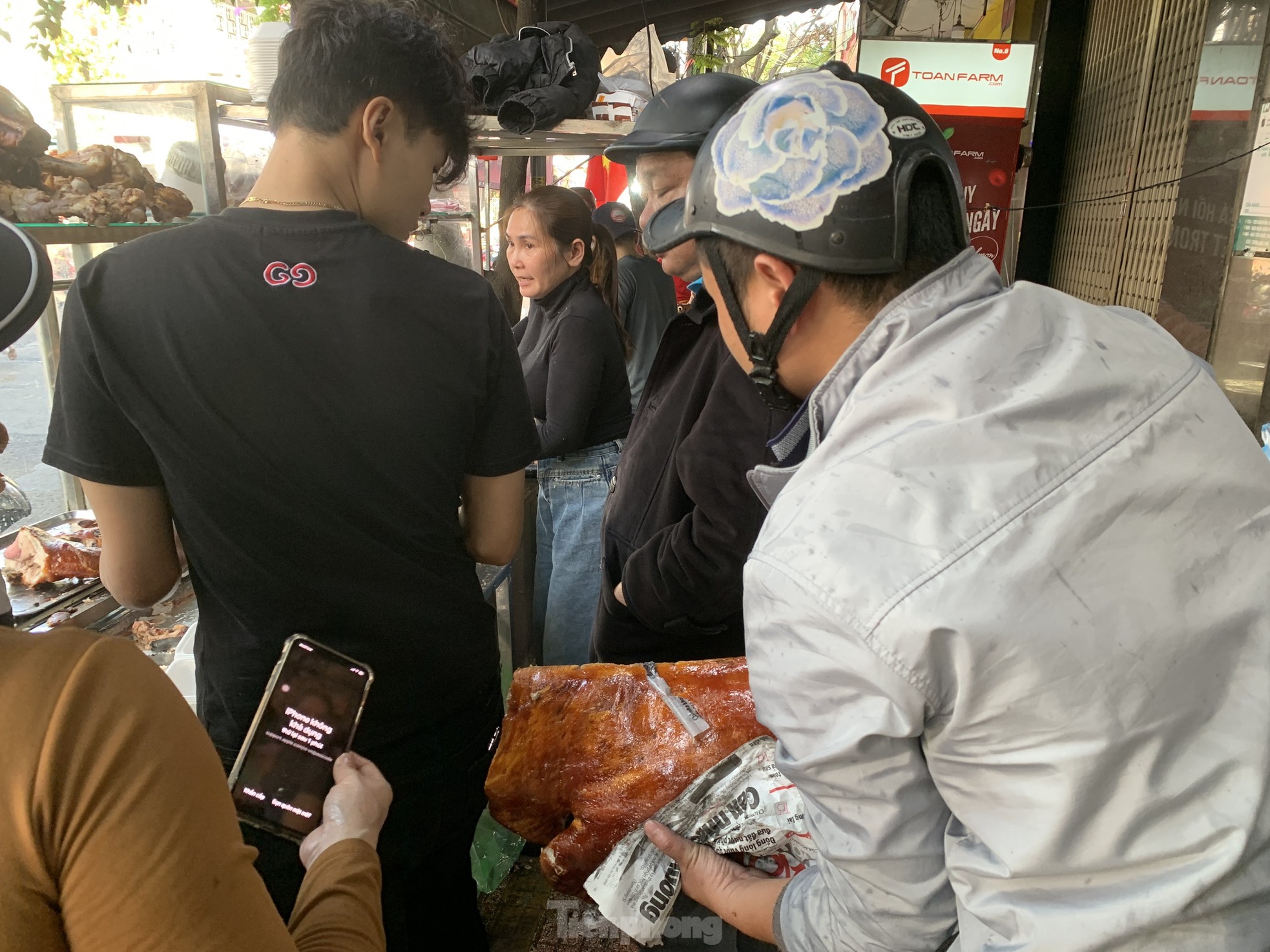 Nườm nượp mua heo quay cúng Thần tài, nhà hàng bán 'không kịp thở' ảnh 5