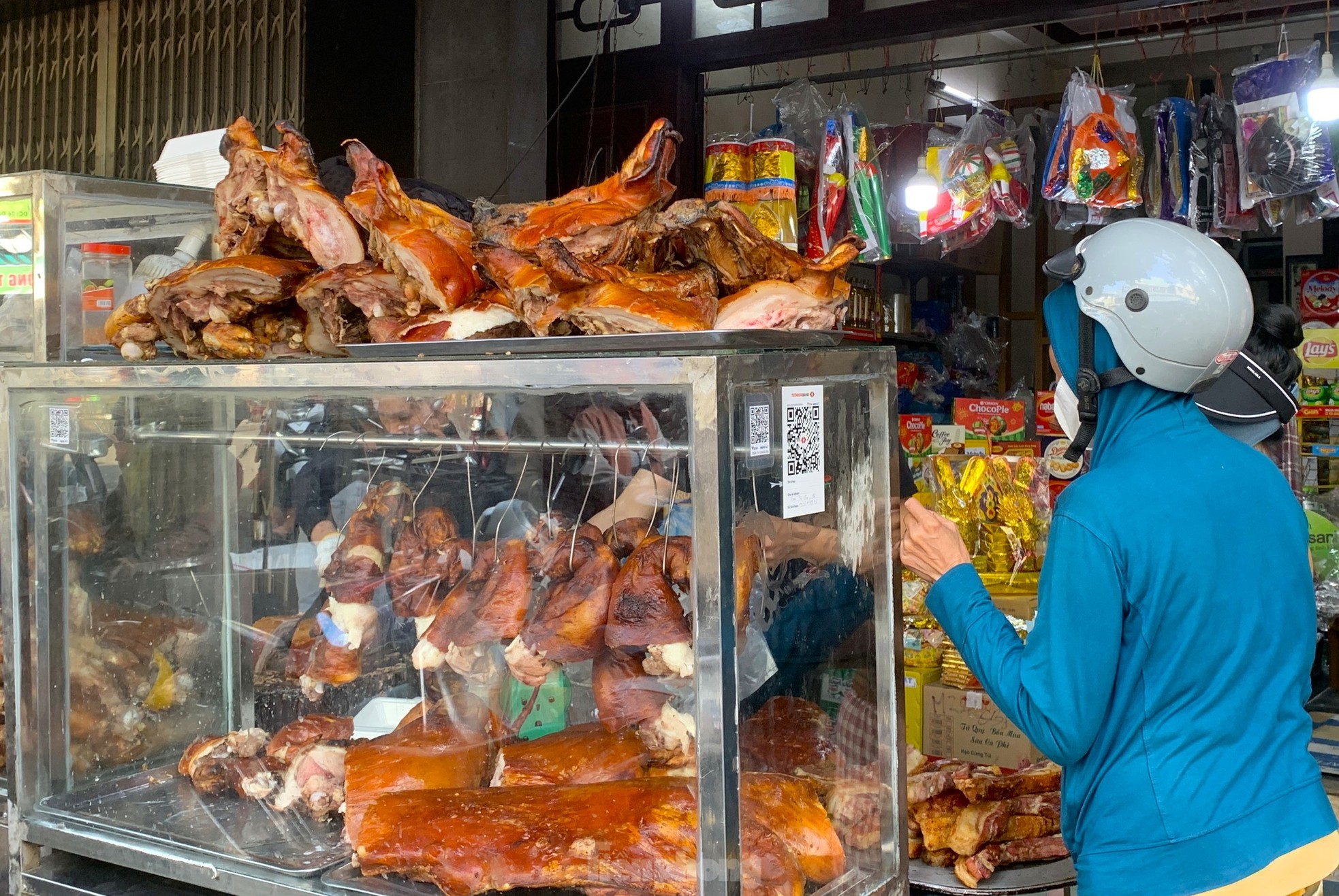 Nườm nượp mua heo quay cúng Thần tài, nhà hàng bán 'không kịp thở' ảnh 9
