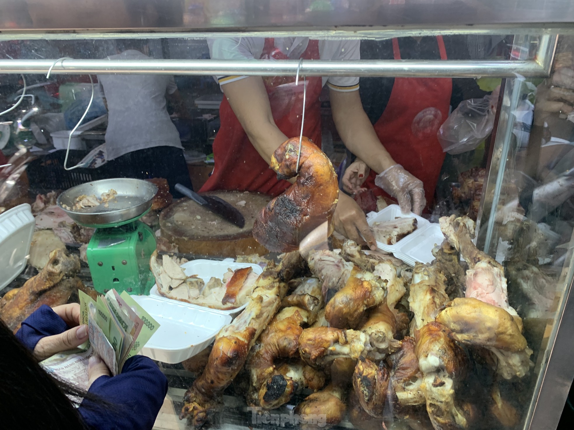 Nườm nượp mua heo quay cúng Thần tài, nhà hàng bán 'không kịp thở' ảnh 16
