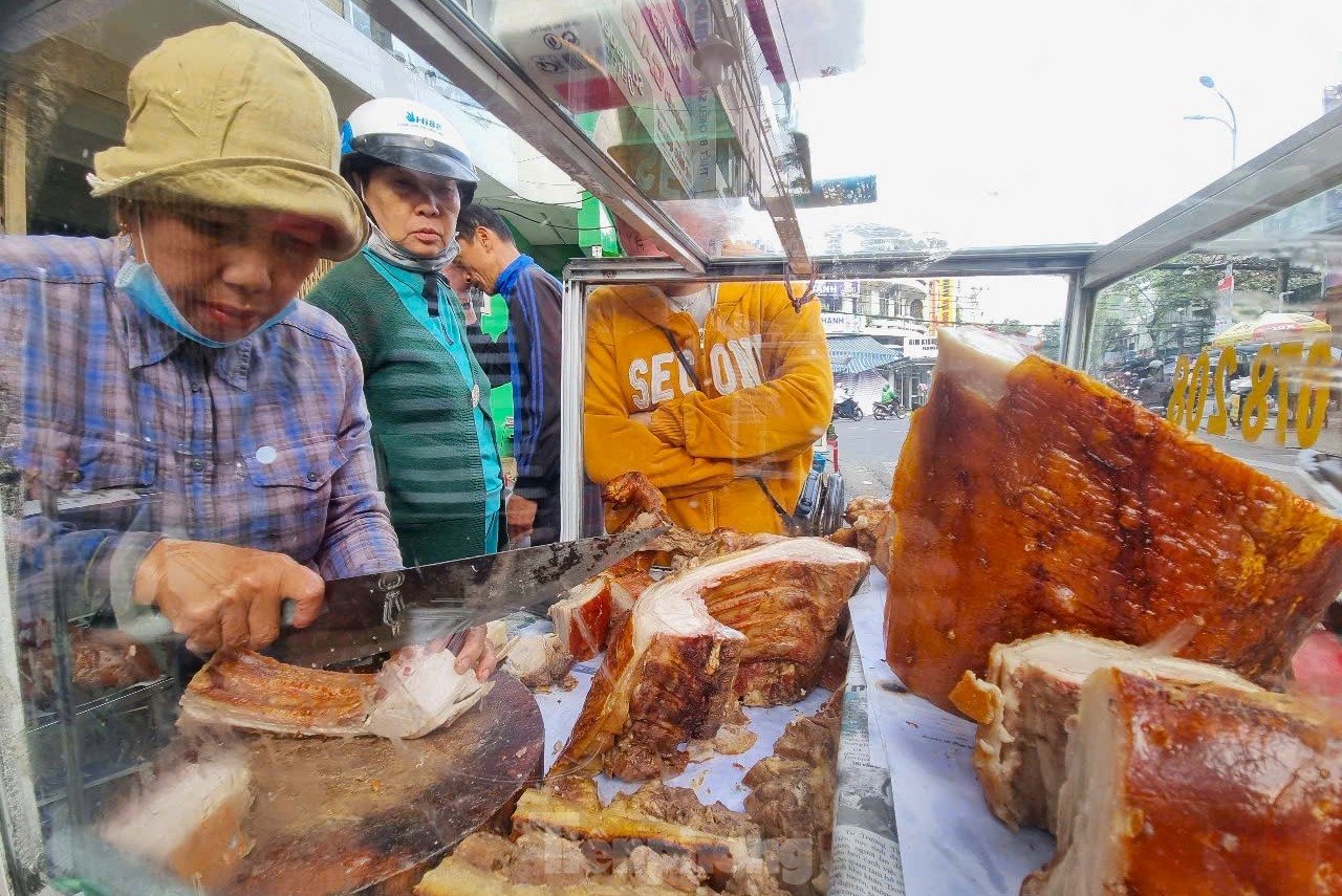 Nườm nượp mua heo quay cúng Thần tài, nhà hàng bán 'không kịp thở' ảnh 13