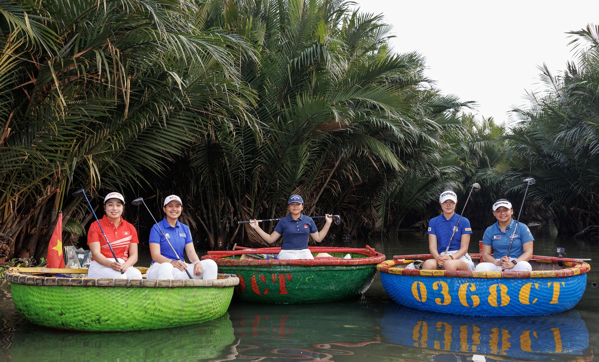 Golfer quốc tế "cuồng" trò ngoáy thúng sém văng xuống nước ở Hội An ảnh 9