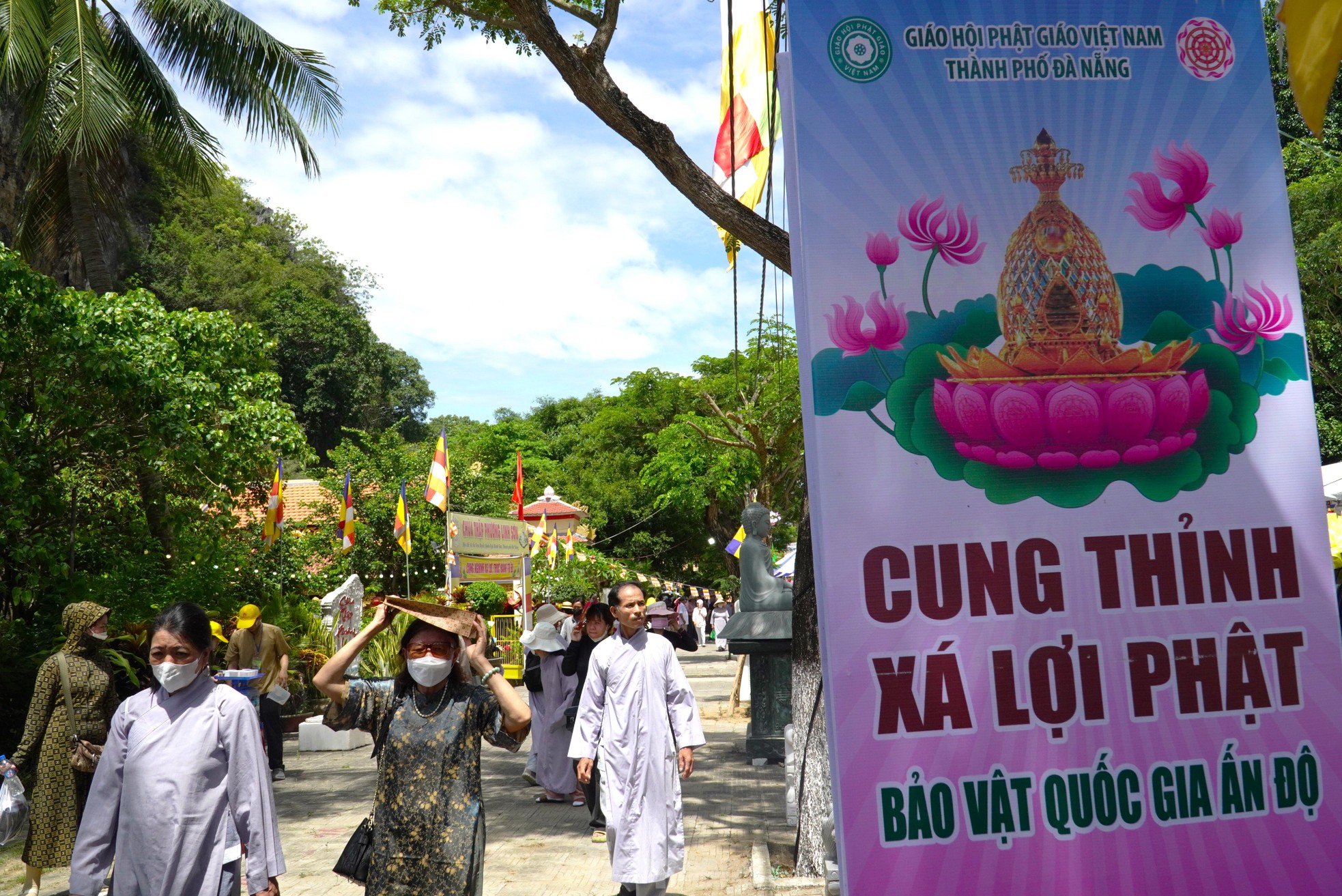 Hàng vạn người đổ về chùa Quán Thế Âm chiêm bái xá lợi Phật ảnh 2