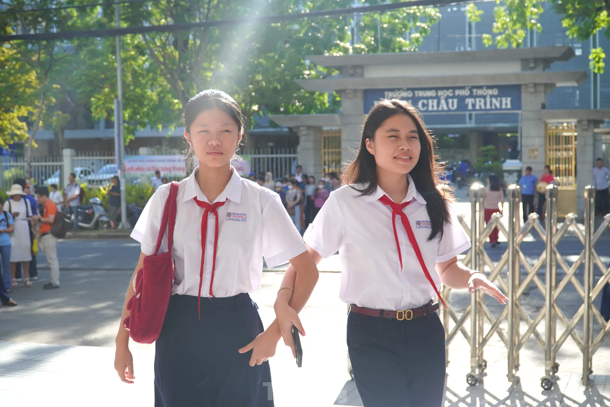 Hơn 11.000 thí sinh Đà Nẵng thi lớp 10 trong thời tiết nóng bức ảnh 2