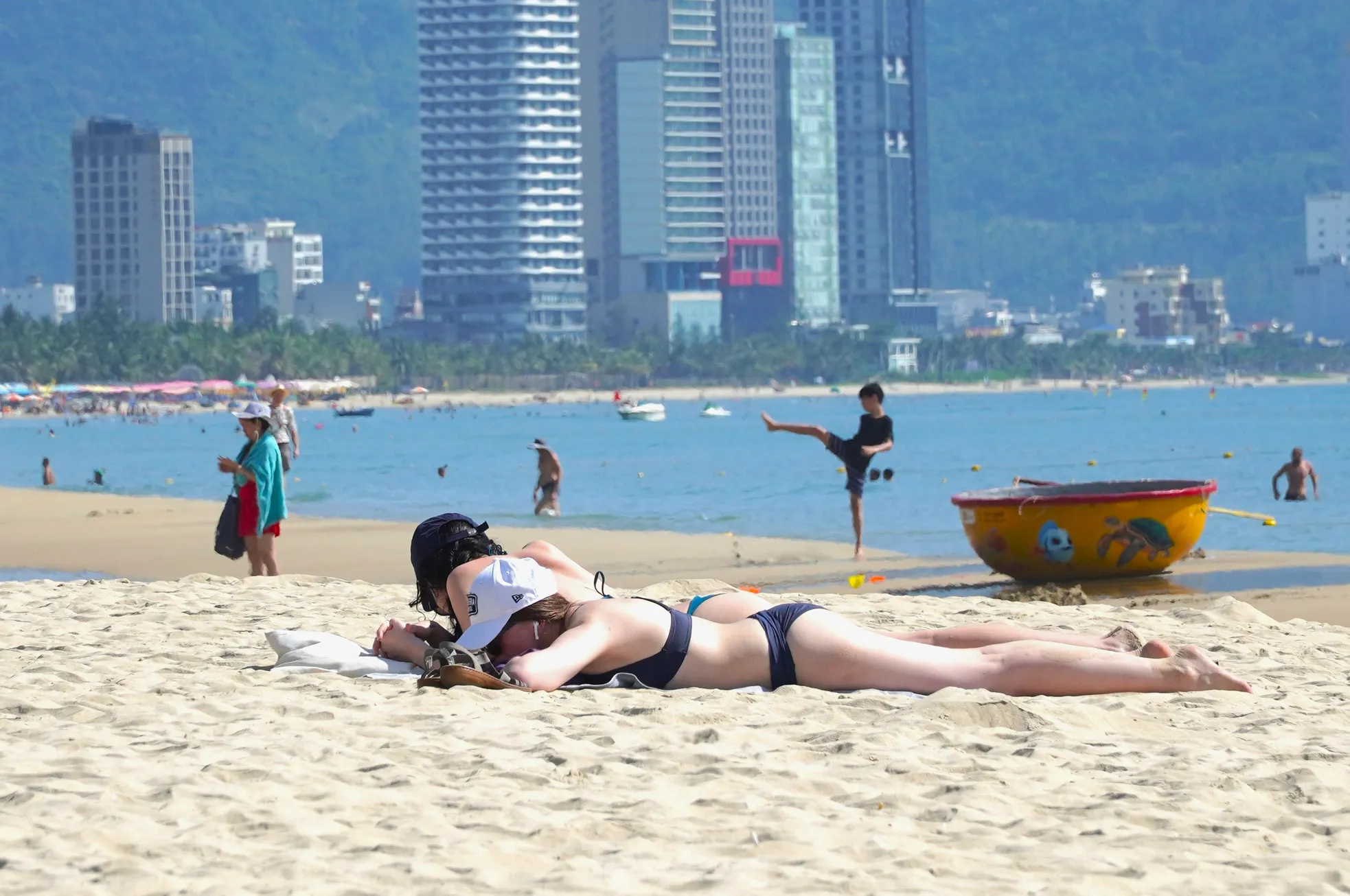 Bãi biển Đà Nẵng toàn khách Tây 'phơi mình' ảnh 1