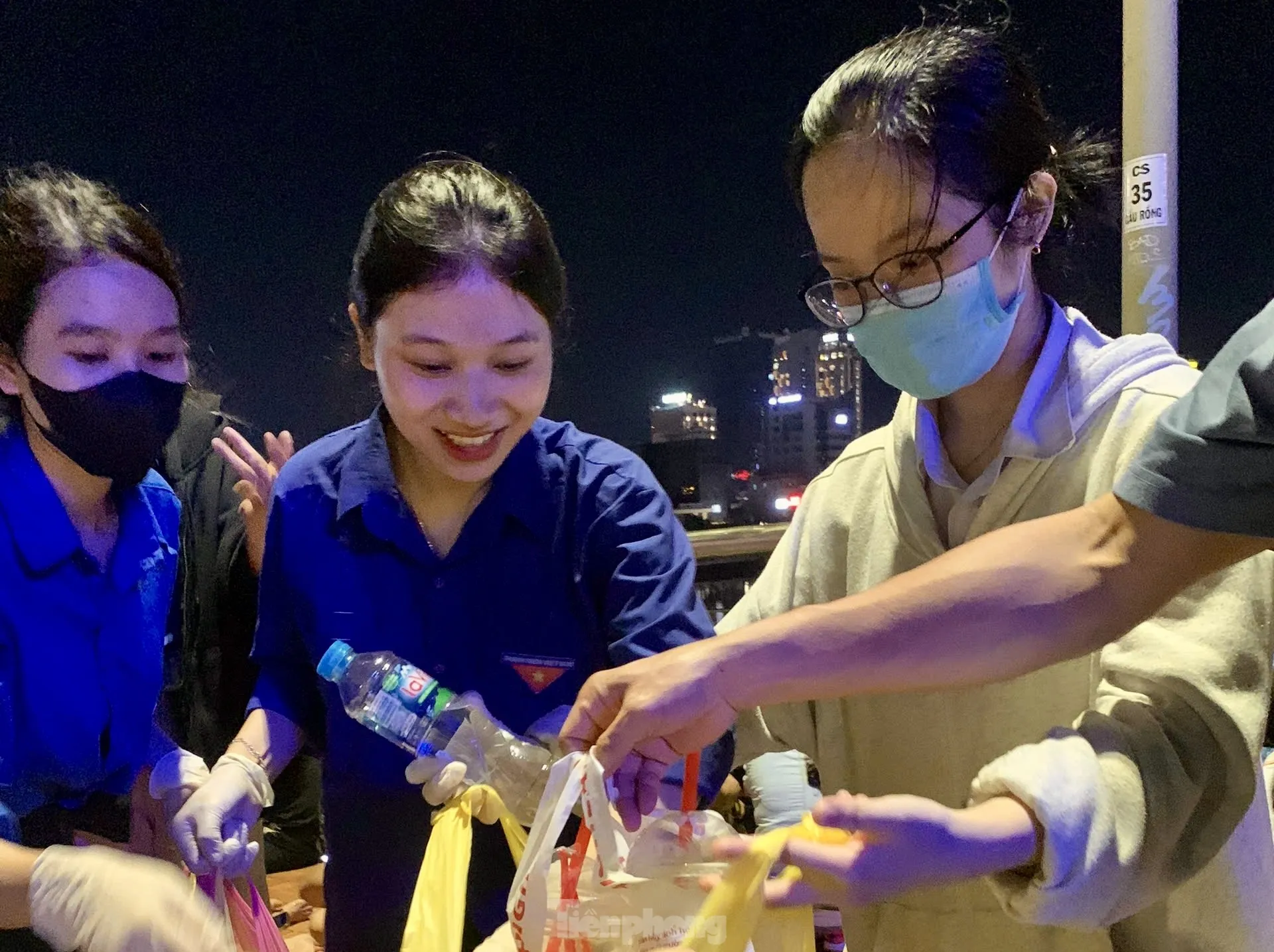Tình nguyện dọn sạch rác trong đêm, lan tỏa ý thức bảo vệ môi trường ảnh 8
