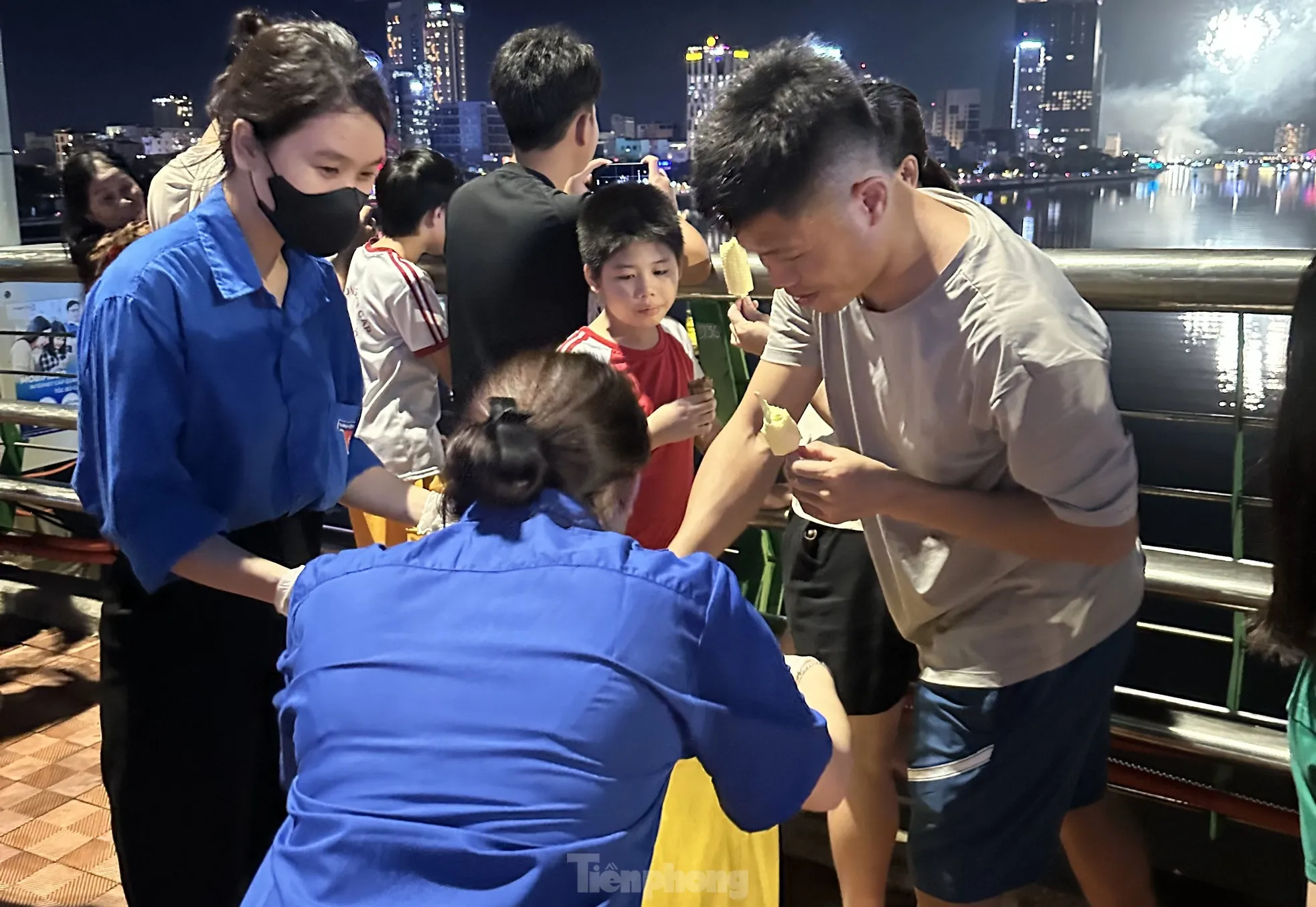 Tình nguyện dọn sạch rác trong đêm, lan tỏa ý thức bảo vệ môi trường ảnh 4