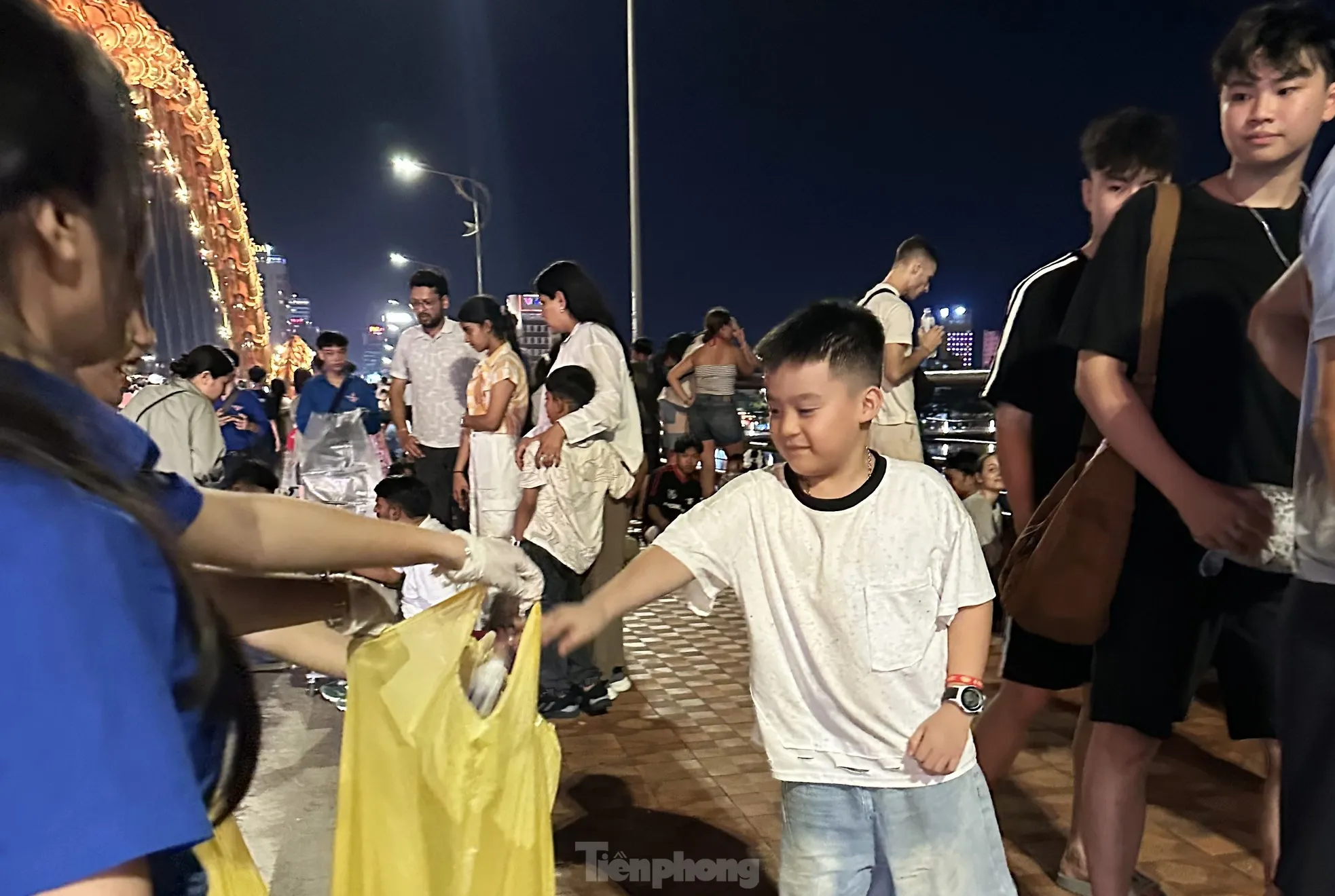 Tình nguyện dọn sạch rác trong đêm, lan tỏa ý thức bảo vệ môi trường ảnh 5