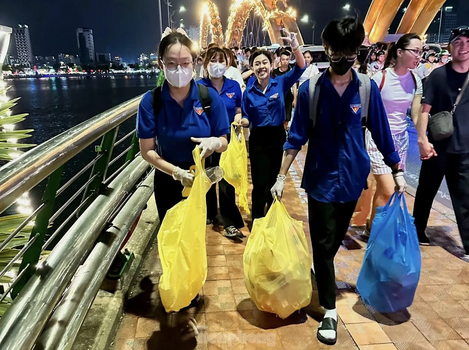 Tình nguyện dọn sạch rác trong đêm, lan tỏa ý thức bảo vệ môi trường ảnh 7