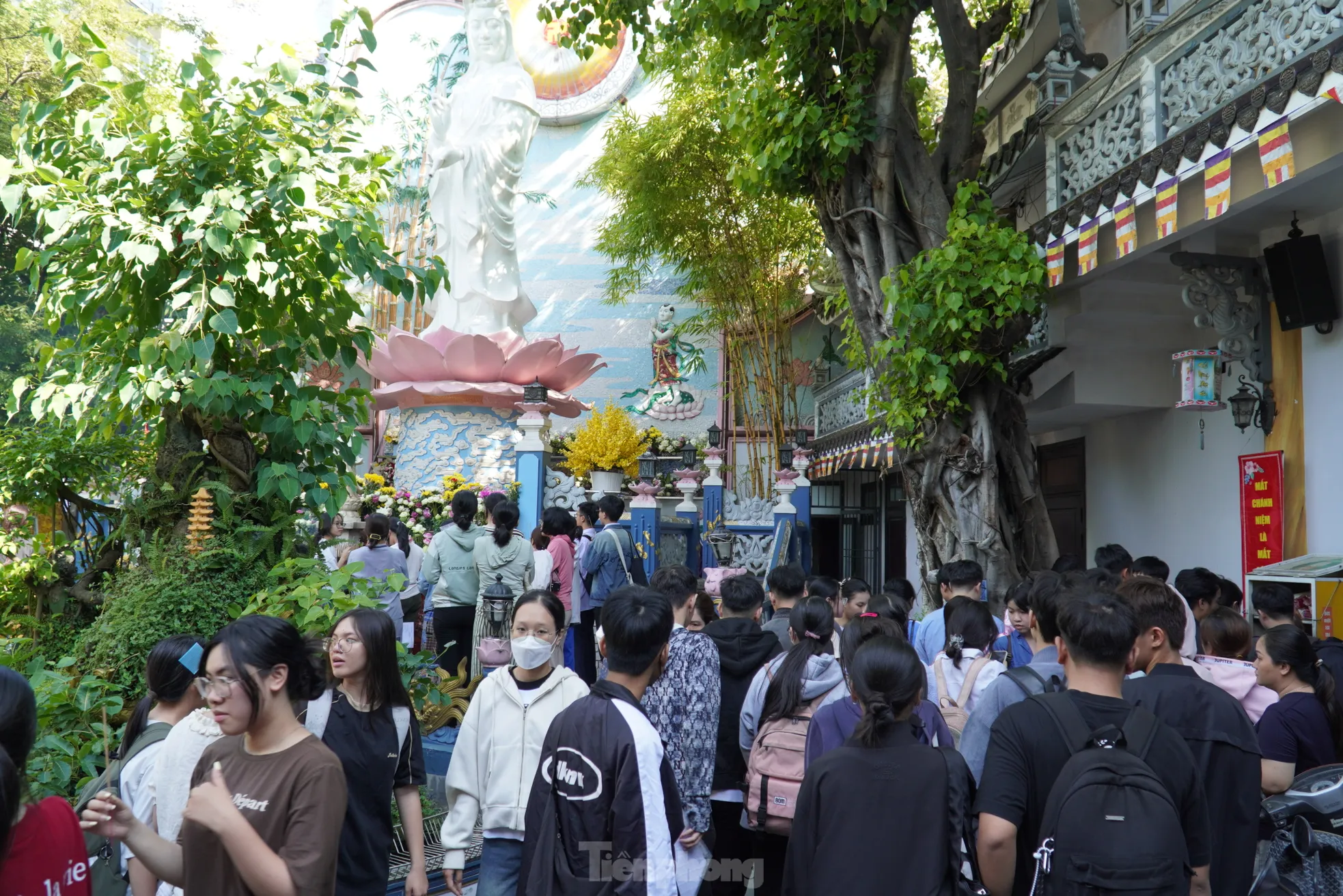 Sáng mai thi, chiều nay sĩ tử Đà Nẵng nườm nượp lên chùa ảnh 11
