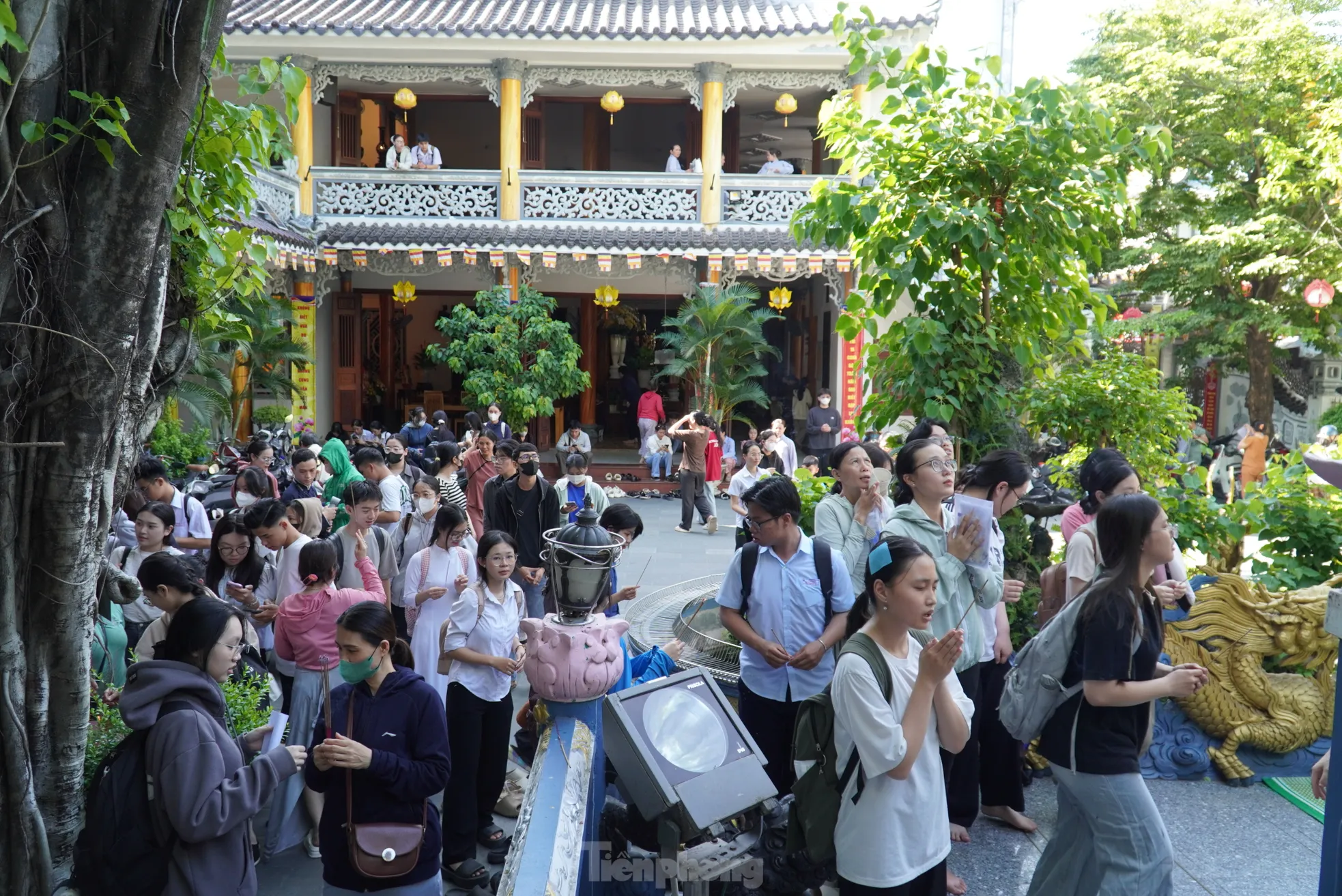 Sáng mai thi, chiều nay sĩ tử Đà Nẵng nườm nượp lên chùa ảnh 18
