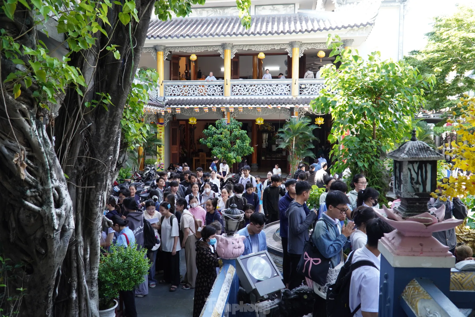 Sáng mai thi, chiều nay sĩ tử Đà Nẵng nườm nượp lên chùa ảnh 5