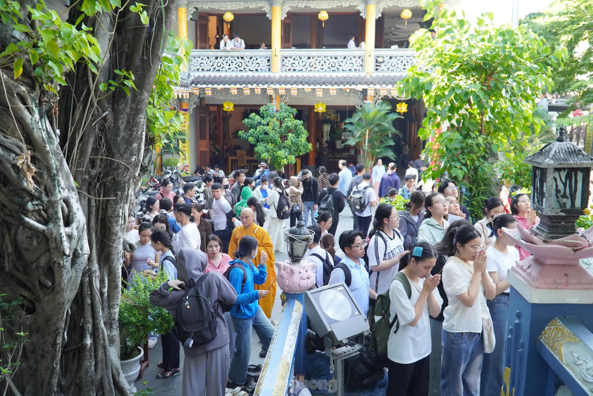 Sáng mai thi, chiều nay sĩ tử Đà Nẵng nườm nượp lên chùa ảnh 13