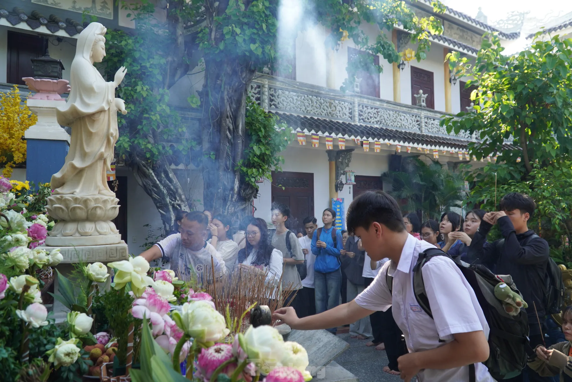 Sáng mai thi, chiều nay sĩ tử Đà Nẵng nườm nượp lên chùa ảnh 7