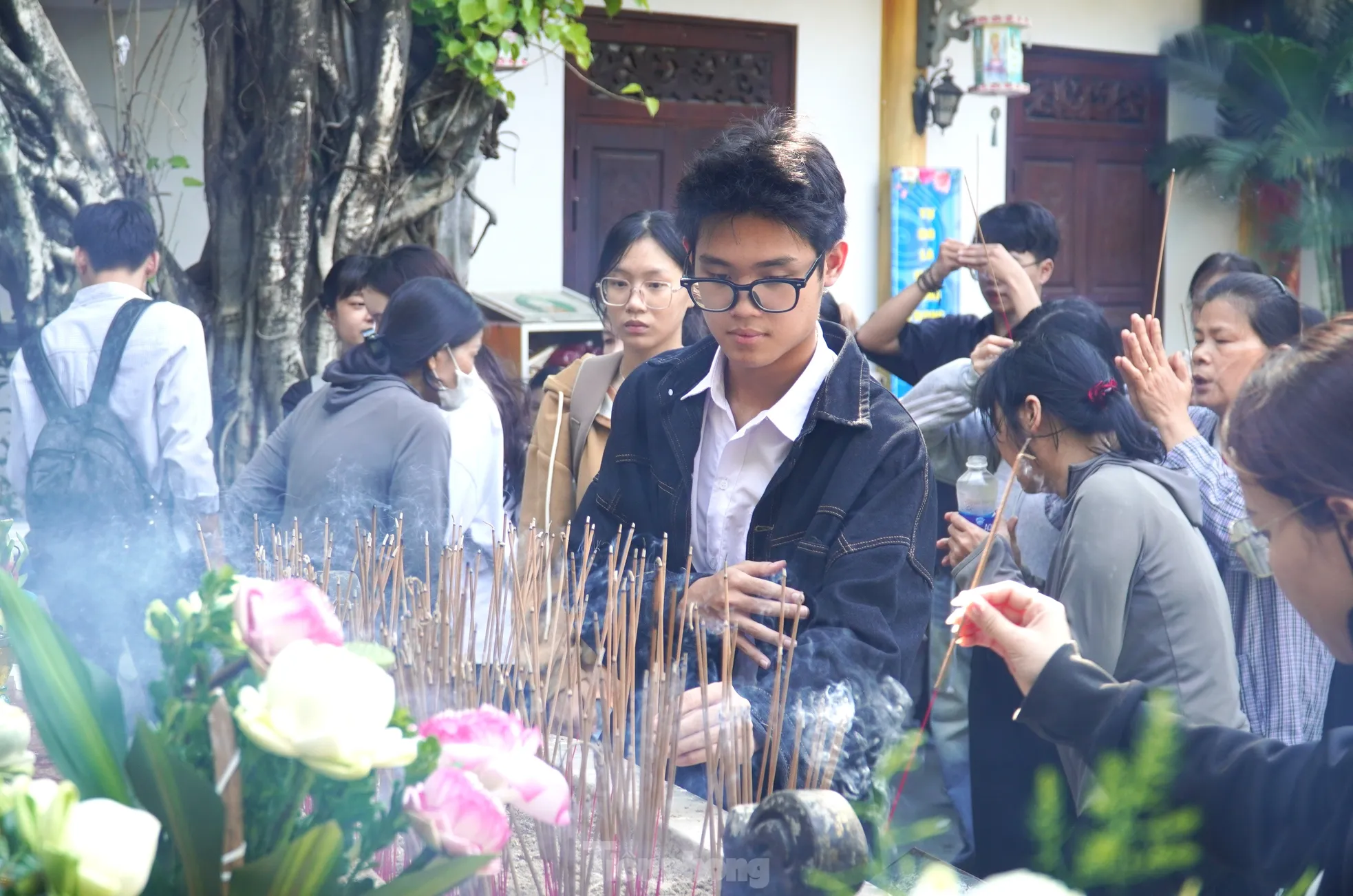 Sáng mai thi, chiều nay sĩ tử Đà Nẵng nườm nượp lên chùa ảnh 10