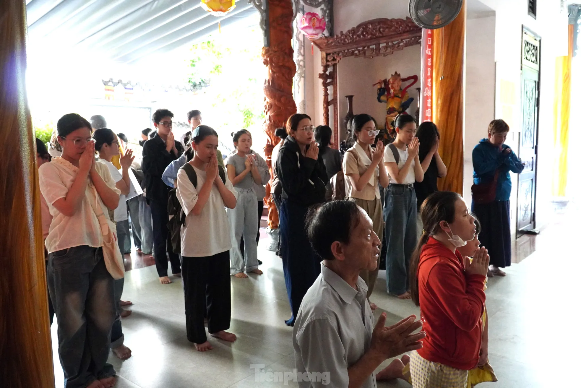 Sáng mai thi, chiều nay sĩ tử Đà Nẵng nườm nượp lên chùa ảnh 6