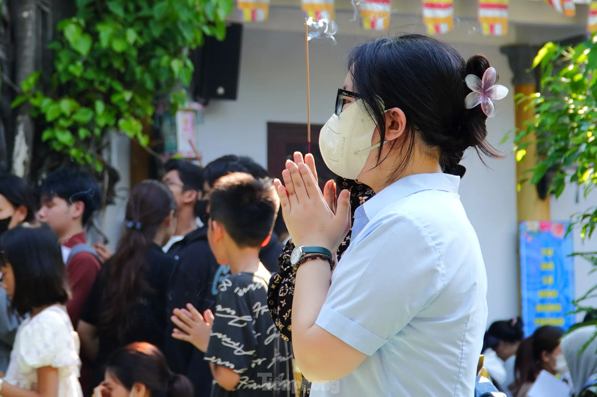 Sáng mai thi, chiều nay sĩ tử Đà Nẵng nườm nượp lên chùa ảnh 17
