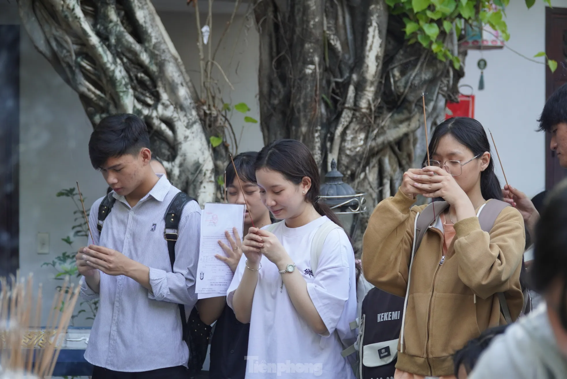 Sáng mai thi, chiều nay sĩ tử Đà Nẵng nườm nượp lên chùa ảnh 8