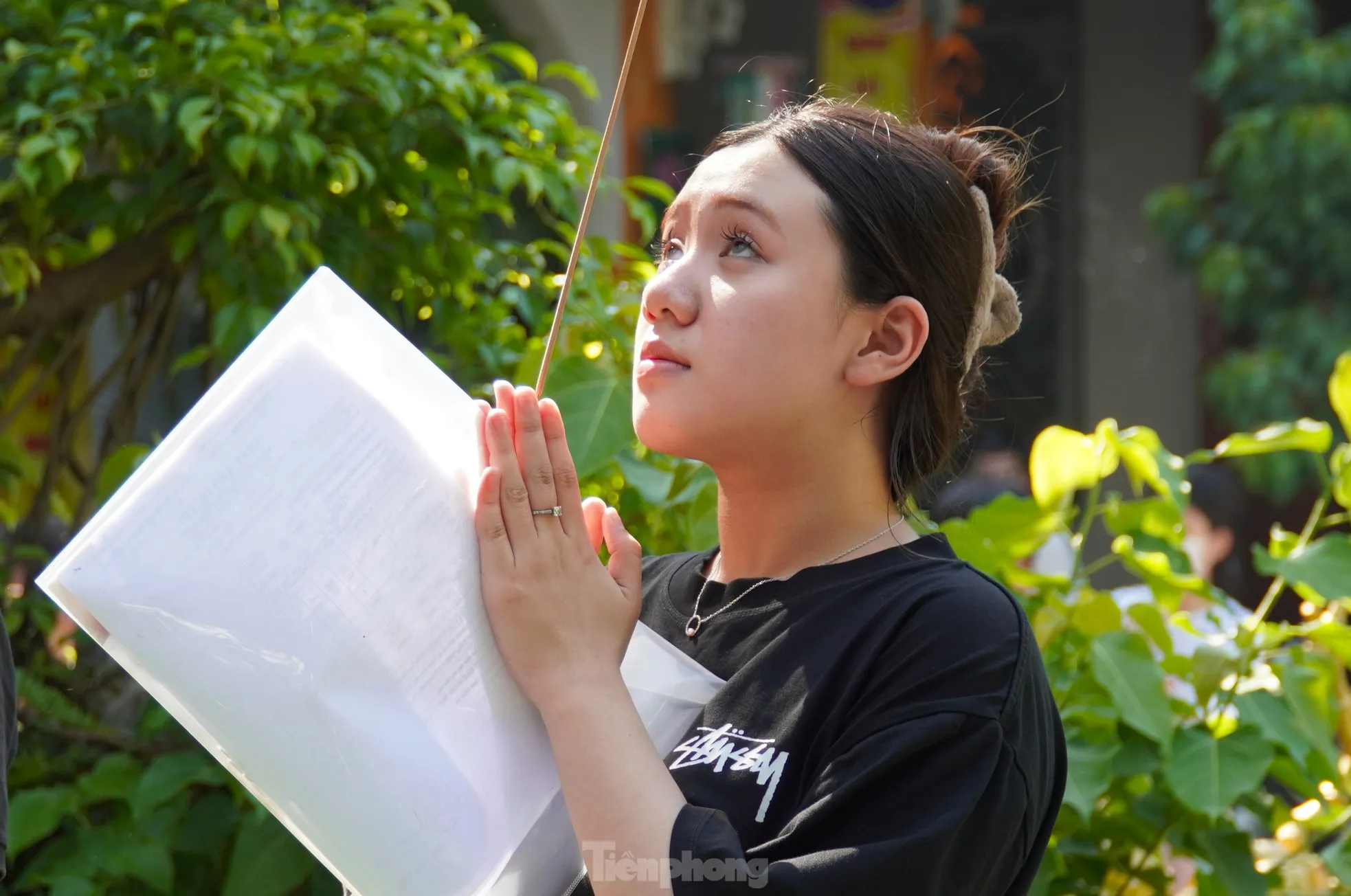 Sáng mai thi, chiều nay sĩ tử Đà Nẵng nườm nượp lên chùa ảnh 4