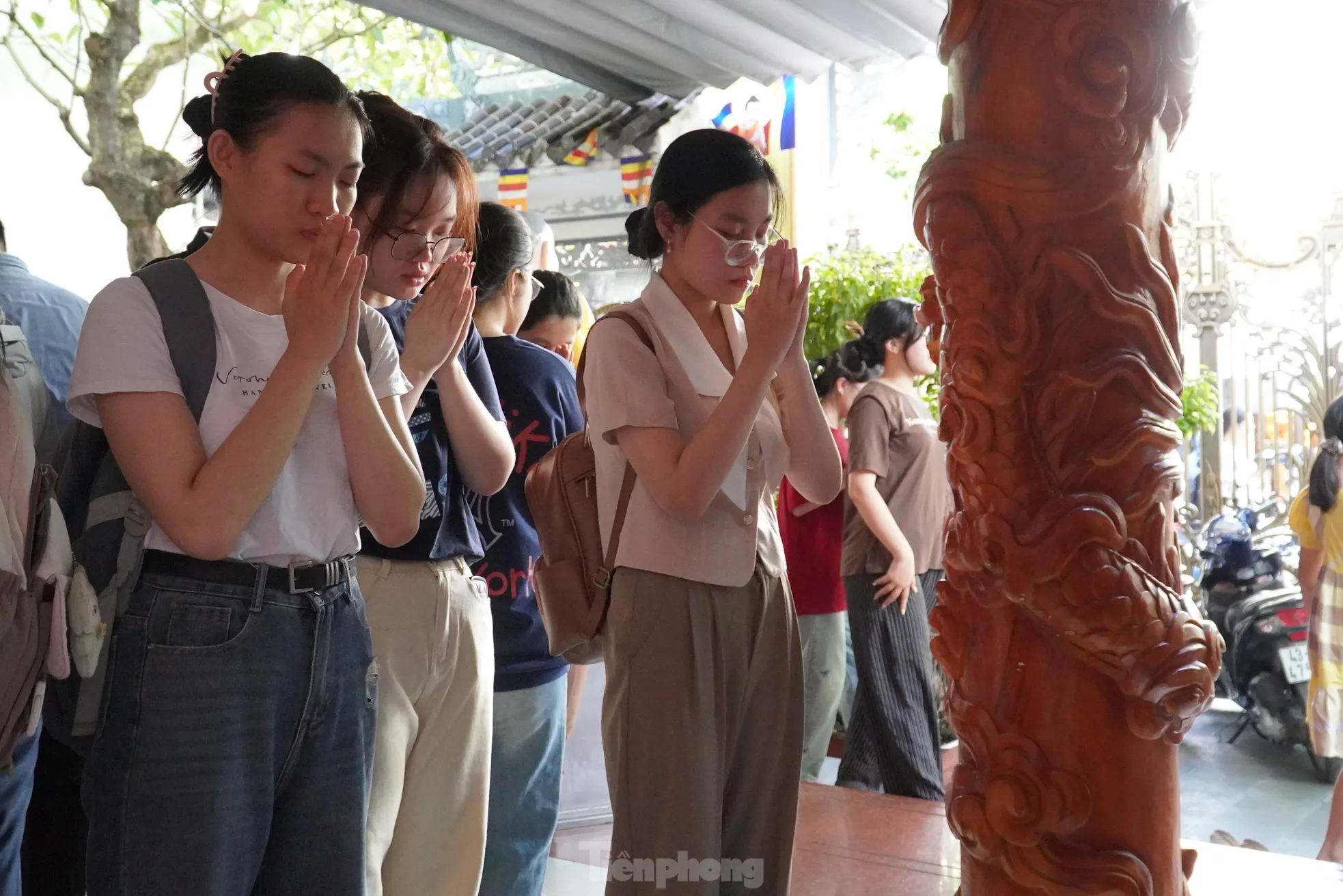 Sáng mai thi, chiều nay sĩ tử Đà Nẵng nườm nượp lên chùa ảnh 12