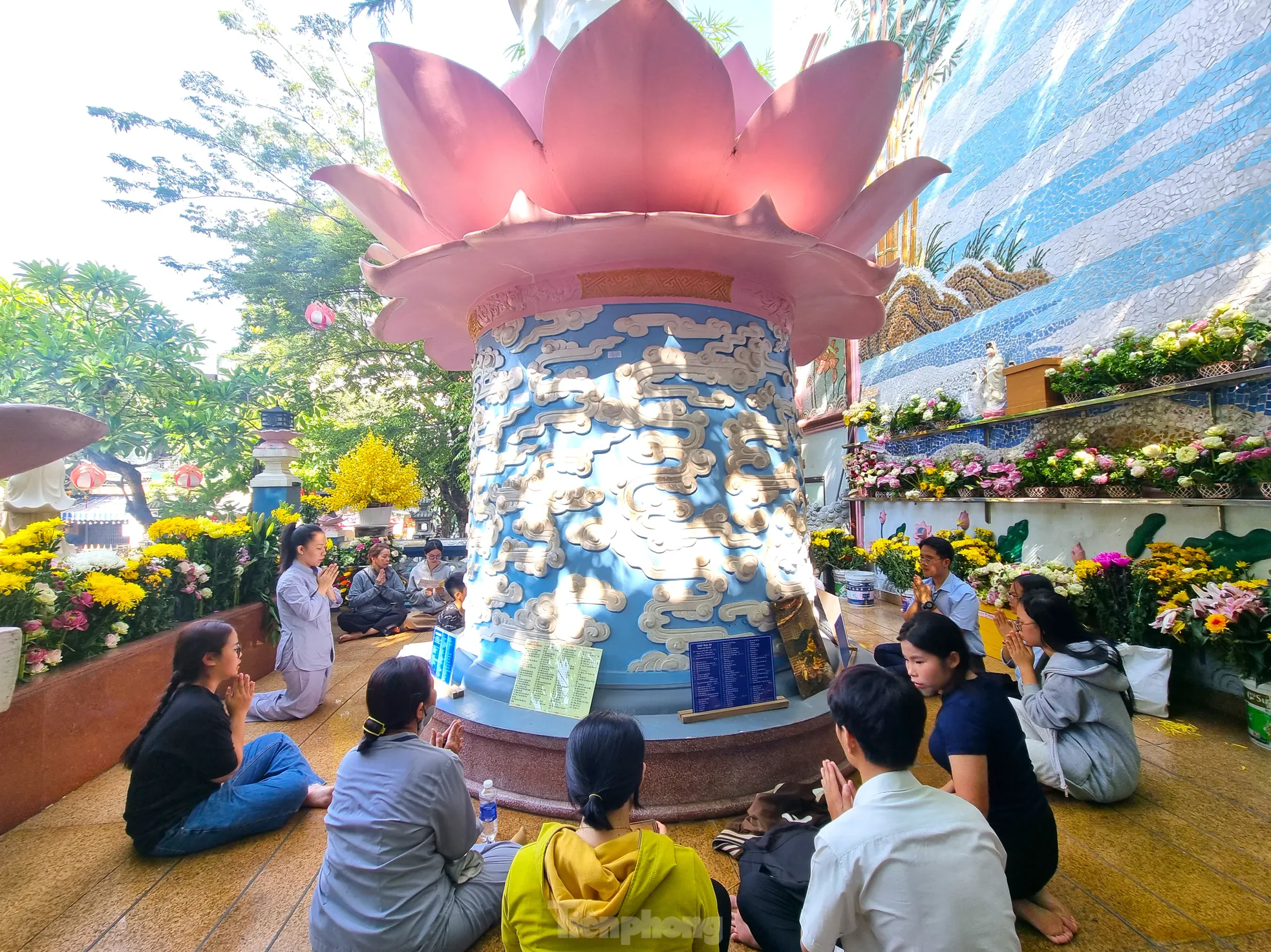 Sáng mai thi, chiều nay sĩ tử Đà Nẵng nườm nượp lên chùa ảnh 15