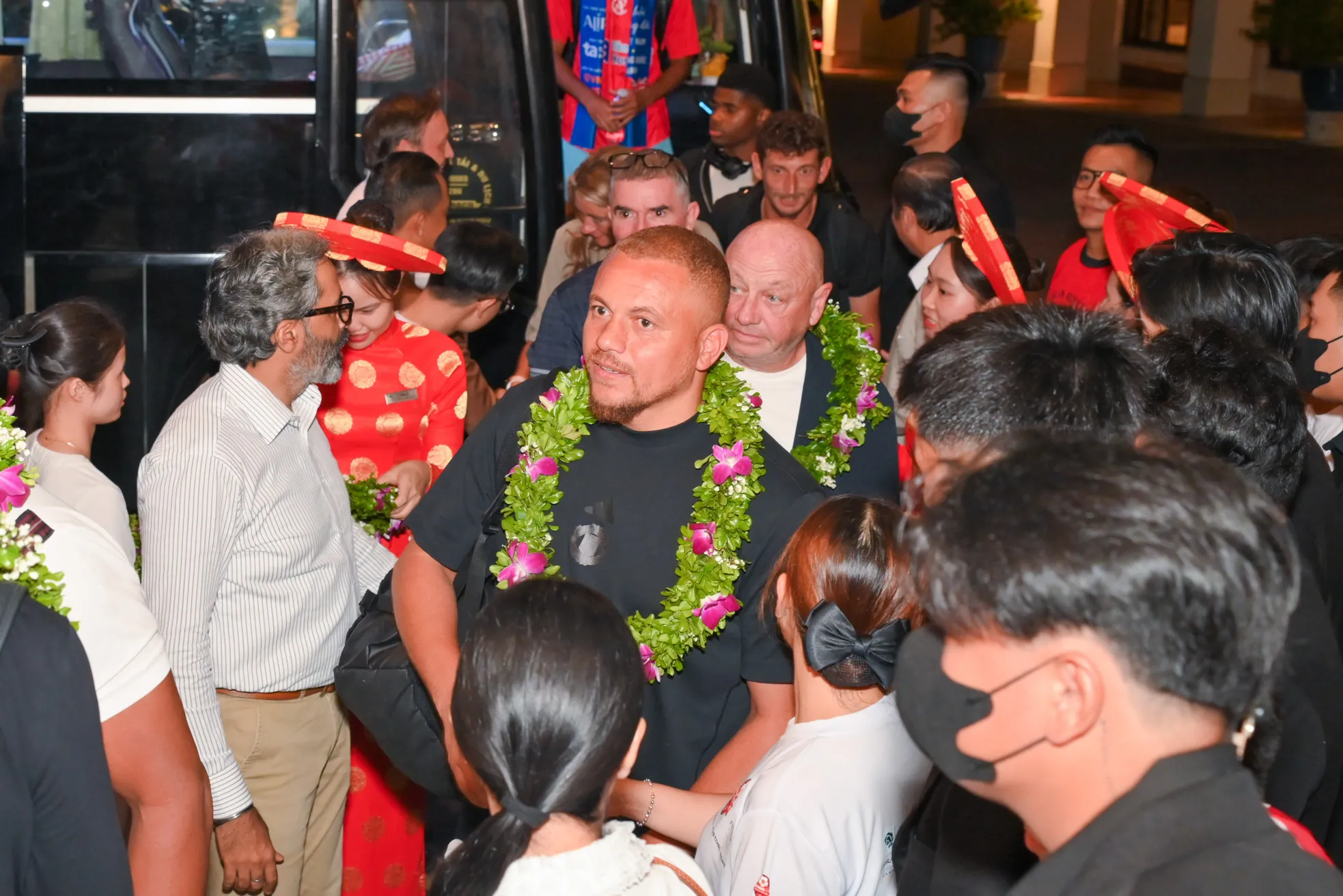 Hai huyền thoại bóng đá Wes Brown và Teddy Sheringham đến Đà Nẵng ảnh 1